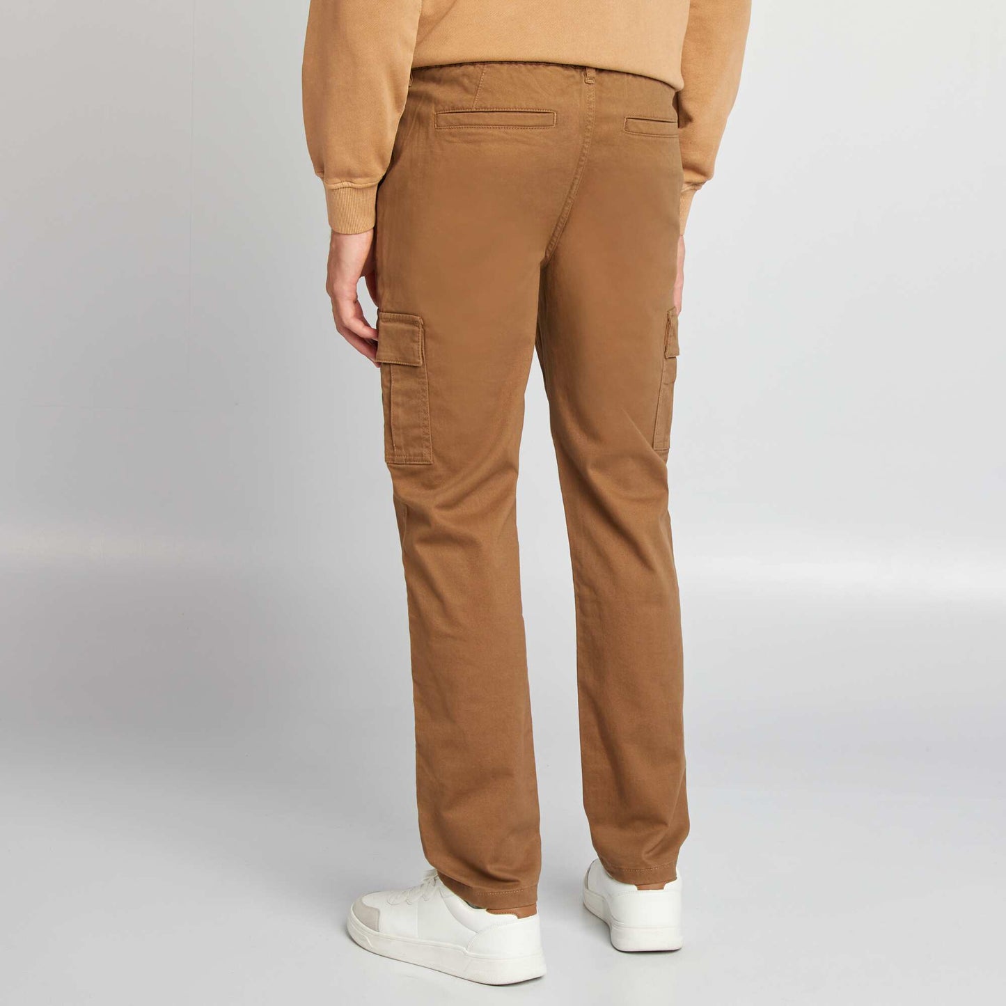 Pantalón con bolsillos MARRON