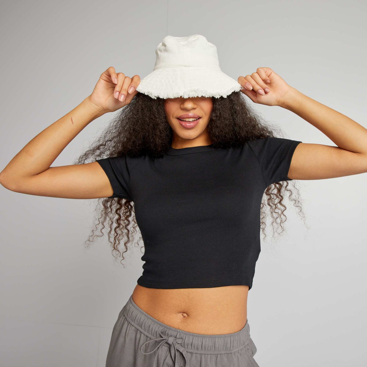 Camiseta cropped de manga corta negro