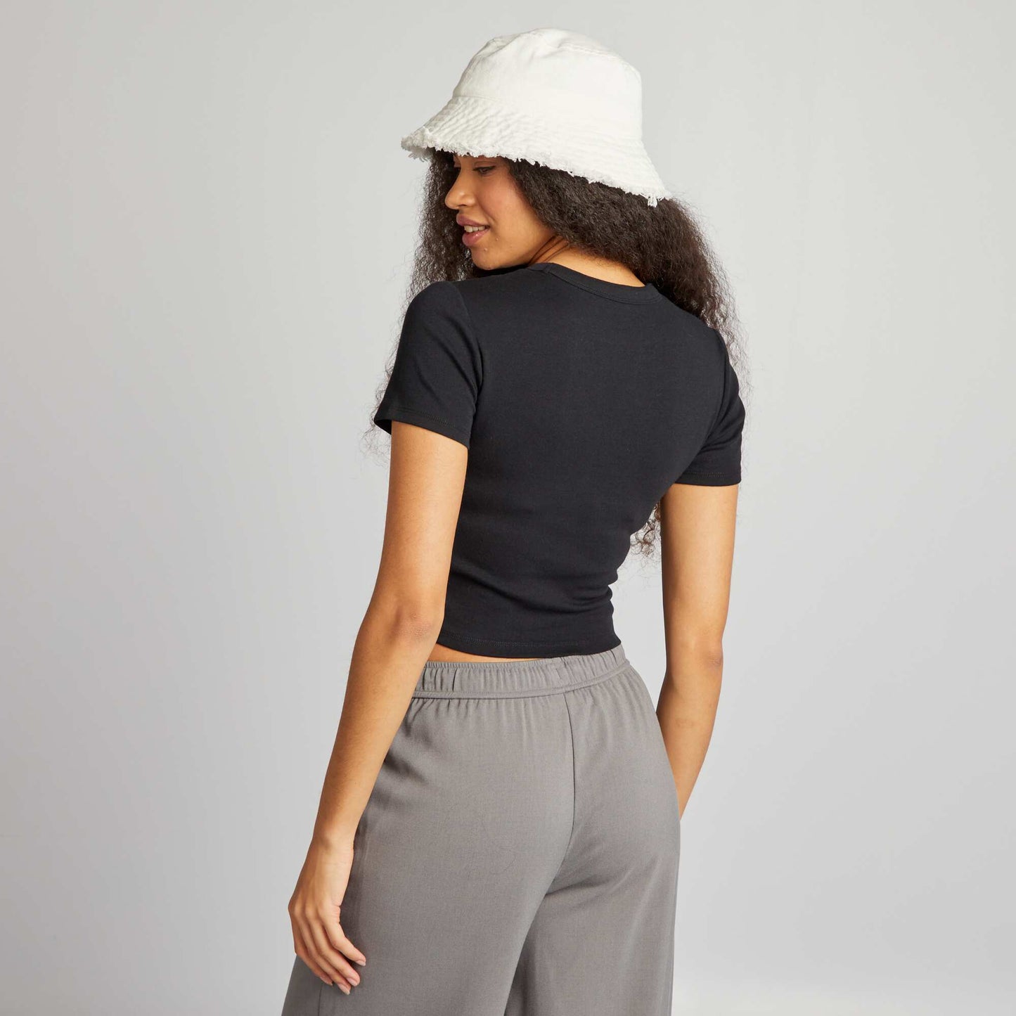 Camiseta cropped de manga corta negro