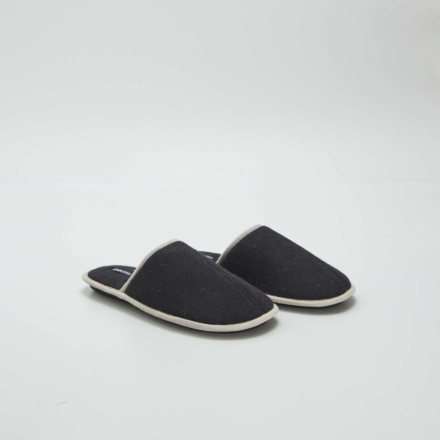 Pantufla negra