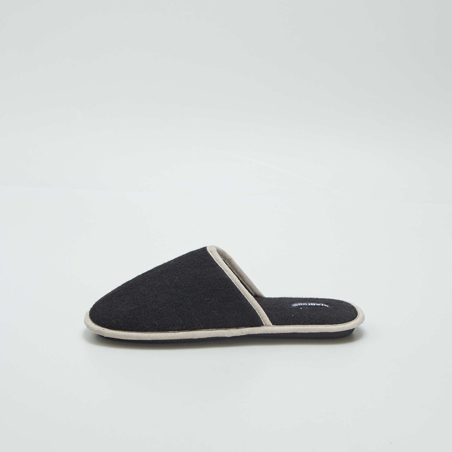 Pantufla negra