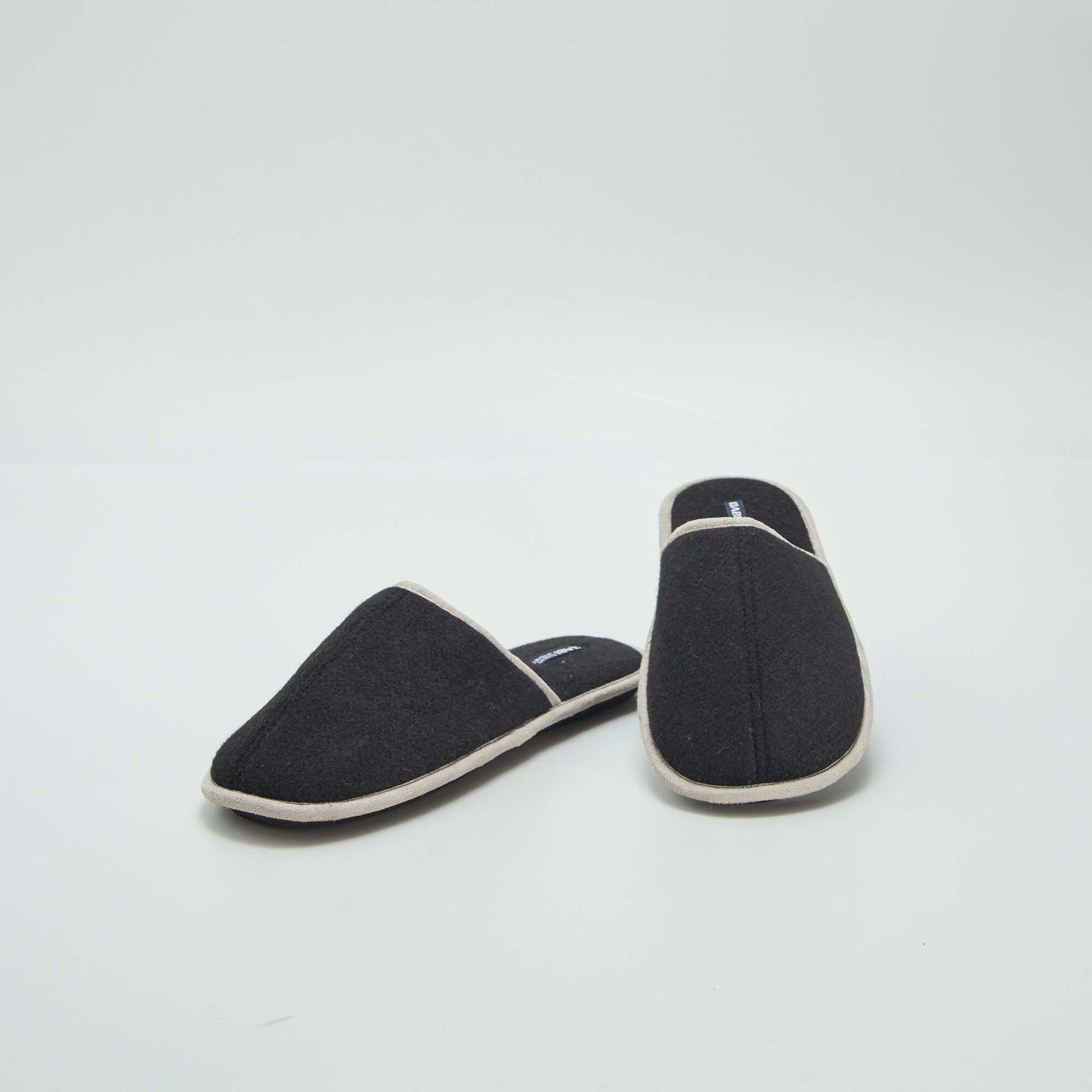 Pantufla negra
