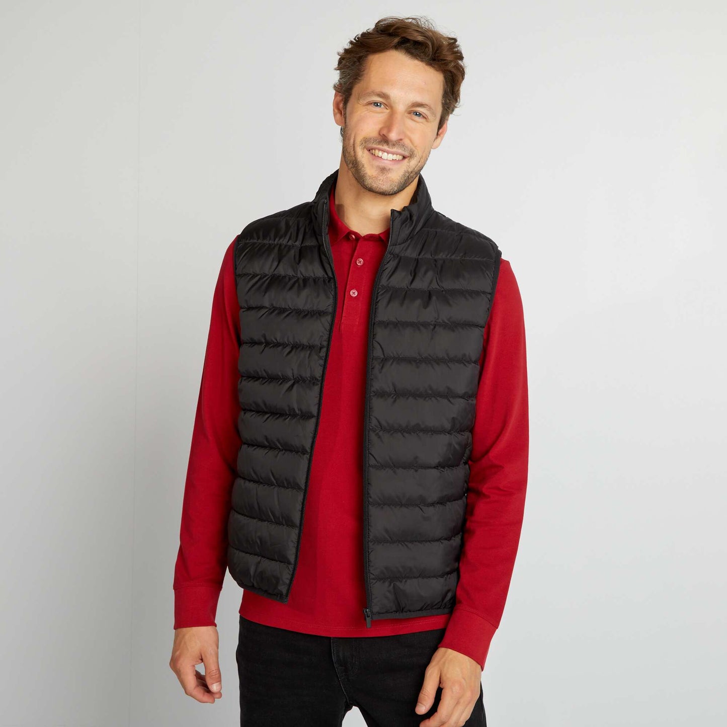 Anorak sin mangas con cuello alto negro