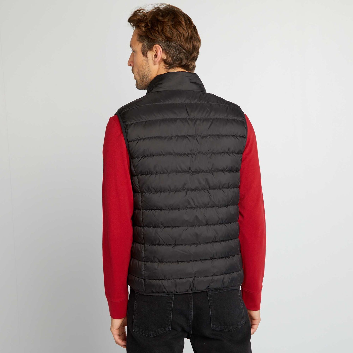Anorak sin mangas con cuello alto negro