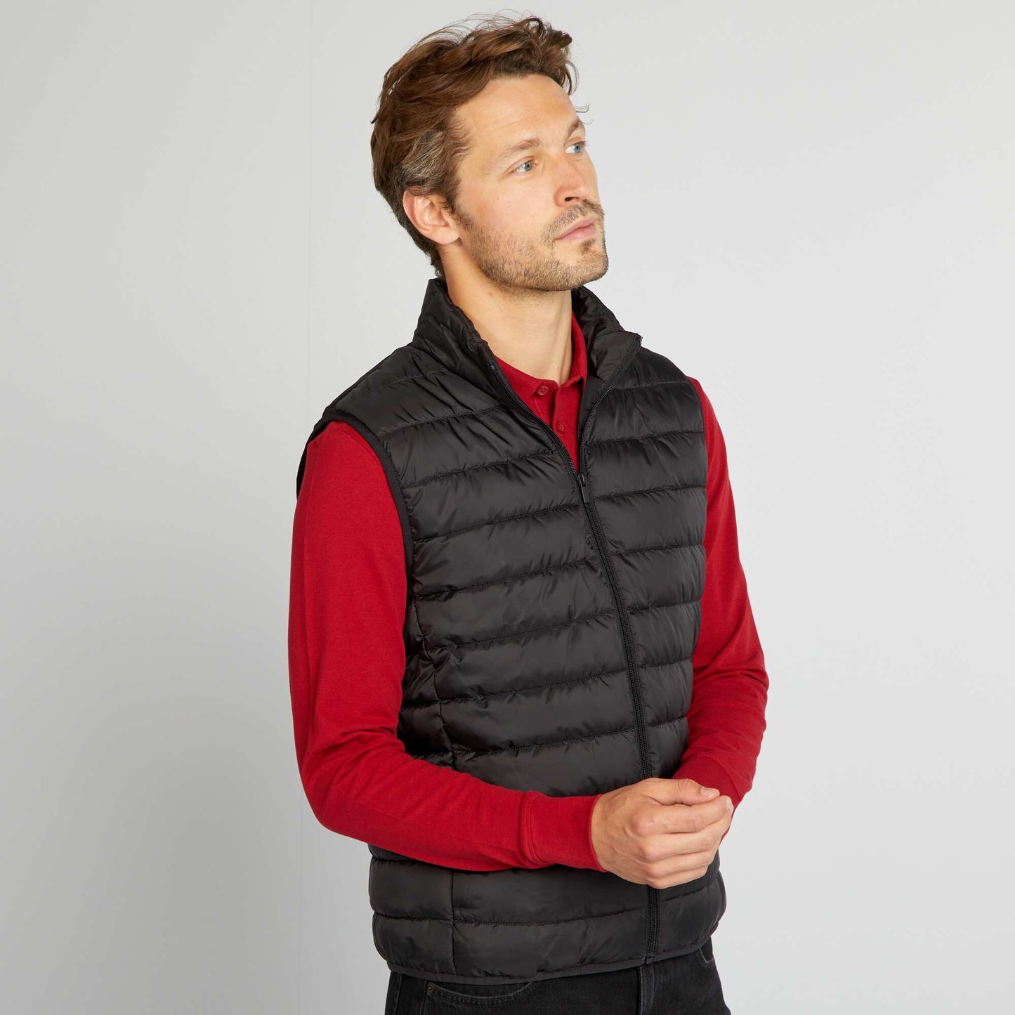 Anorak sin mangas con cuello alto negro