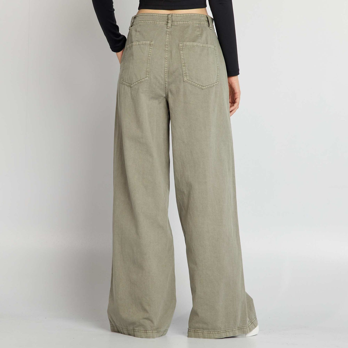 Pantalón ancho con bolsillos grandes VERDE