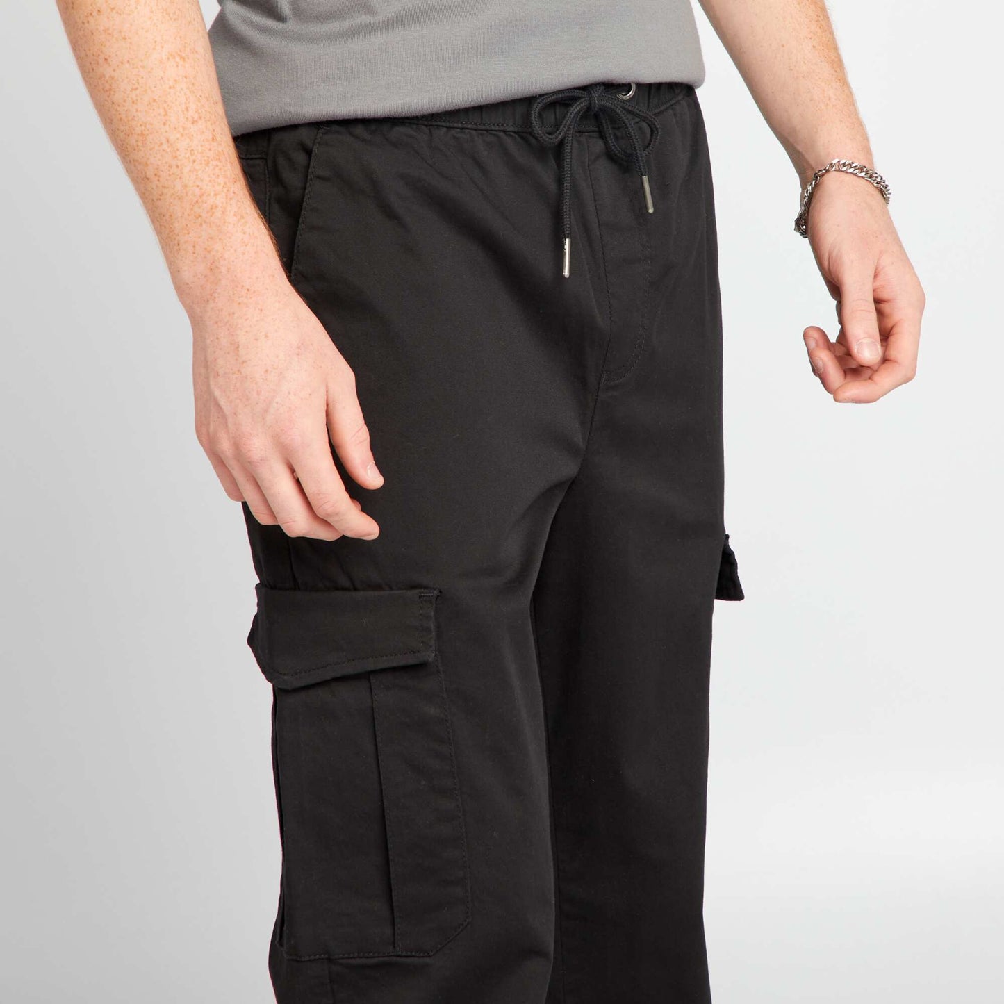 Jogpant con bolsillos con solapa negro