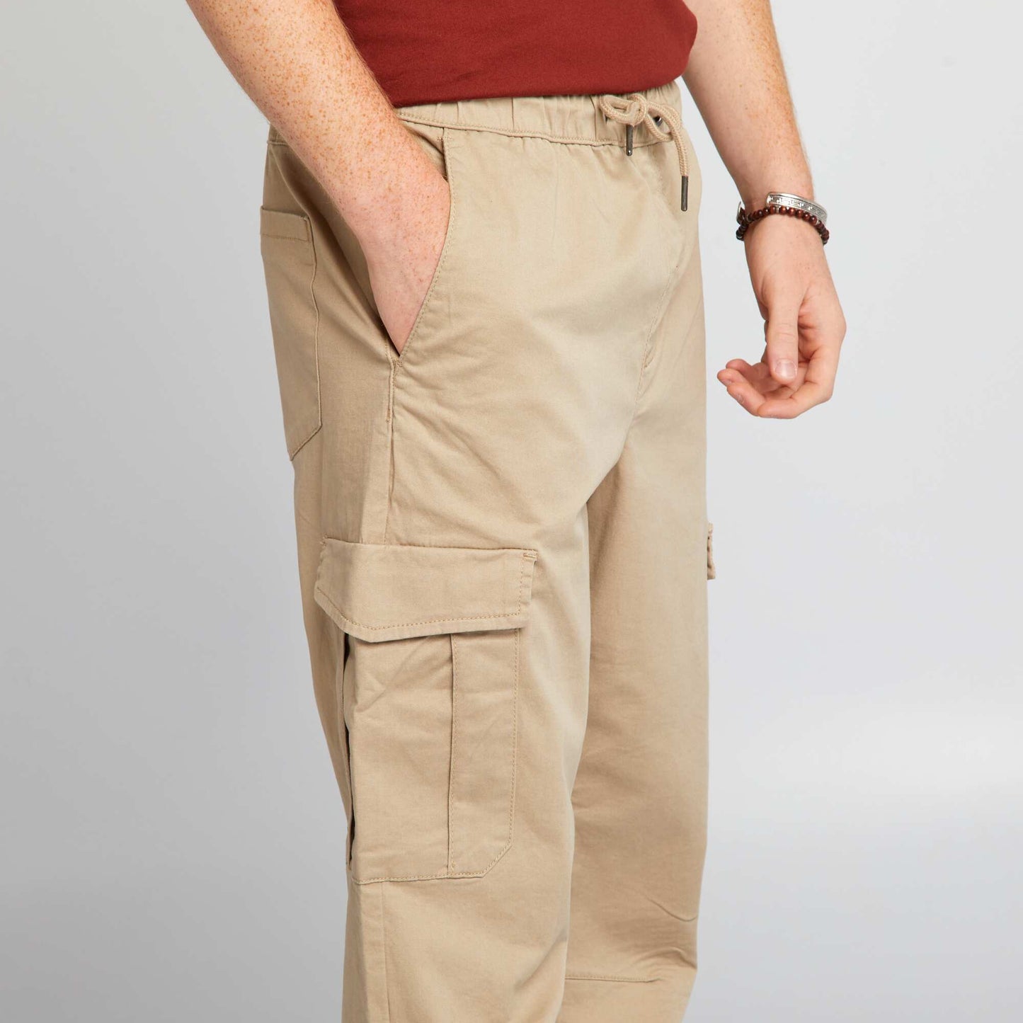 Jogpant con bolsillos con solapa BEIGE
