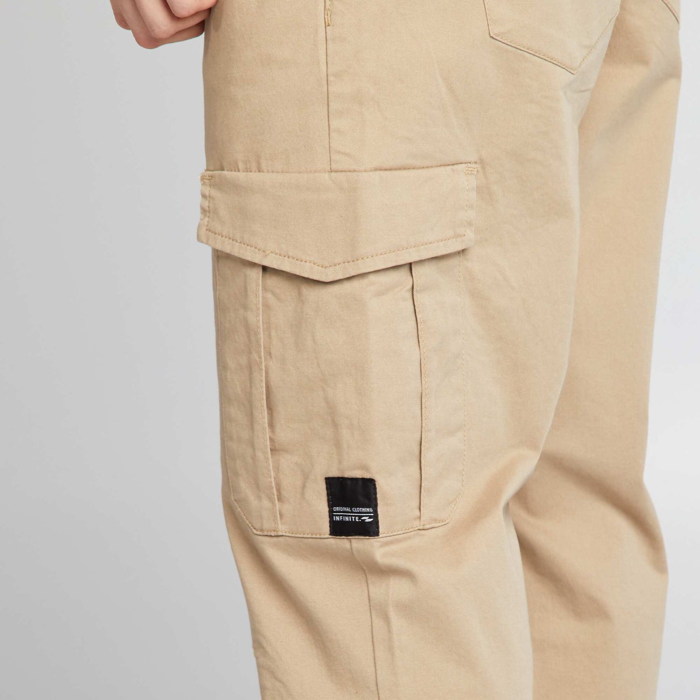 Jogpant con bolsillos con solapa BEIGE
