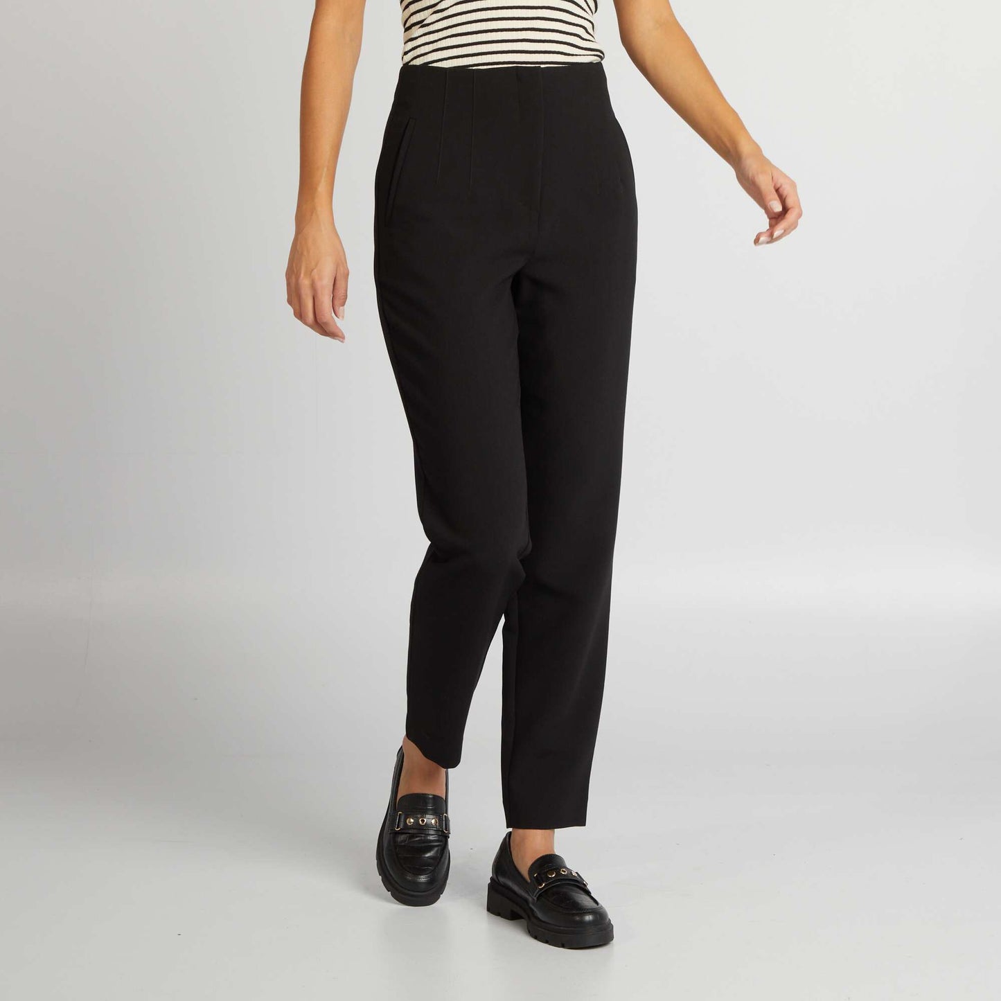 Pantalón recto de tiro alto negro