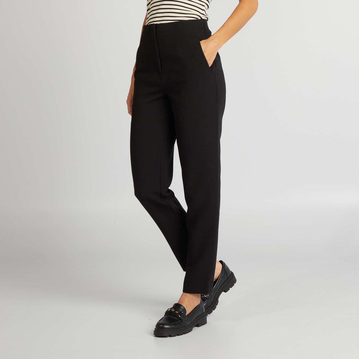 Pantalón recto de tiro alto negro