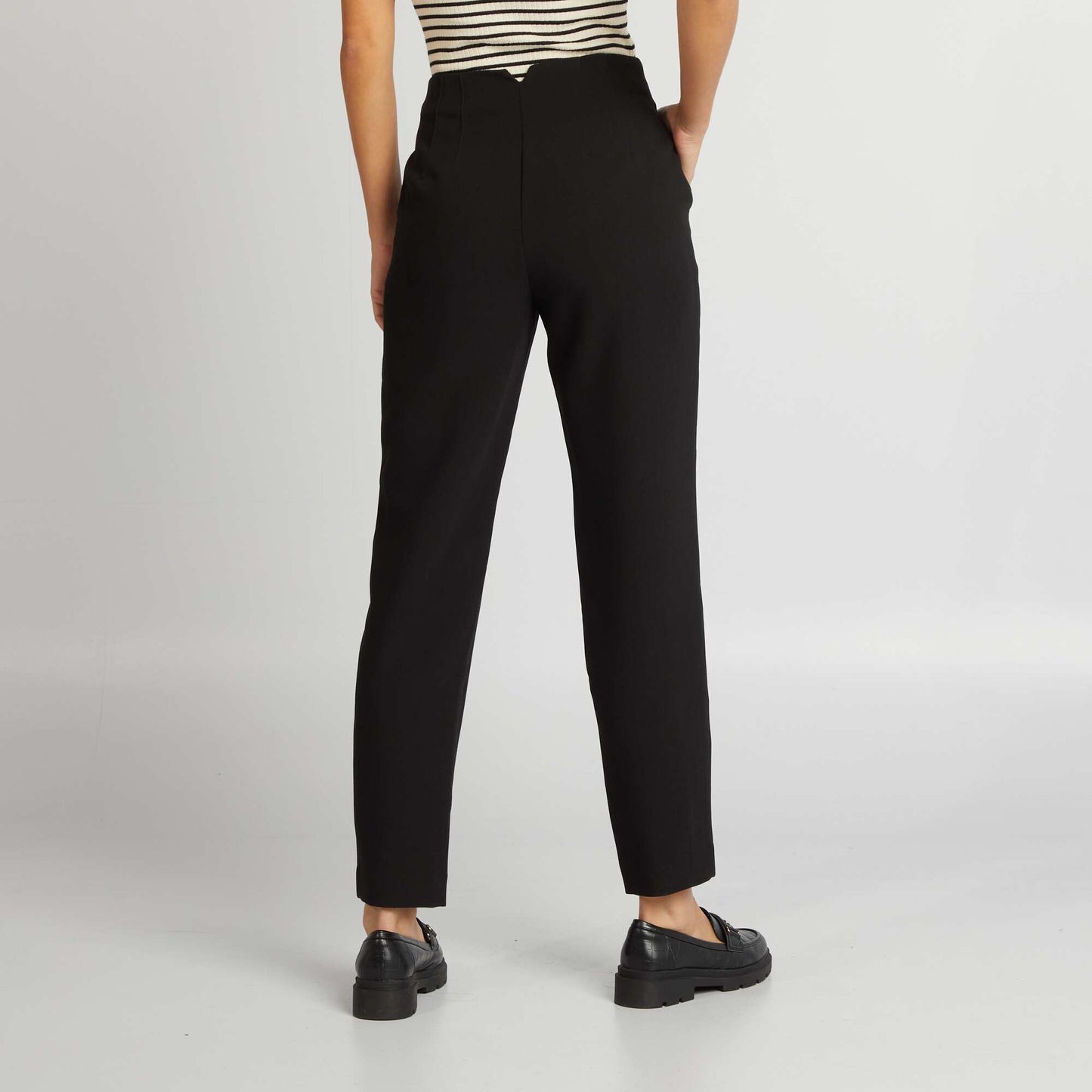 Pantalón recto de tiro alto negro