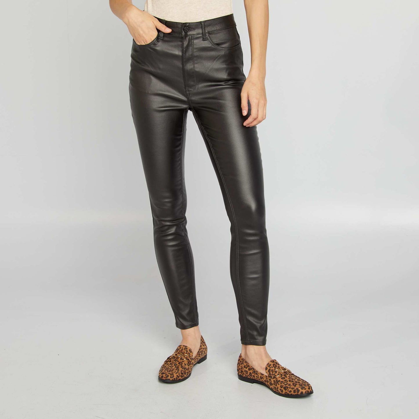Pantalón de material sintético negro