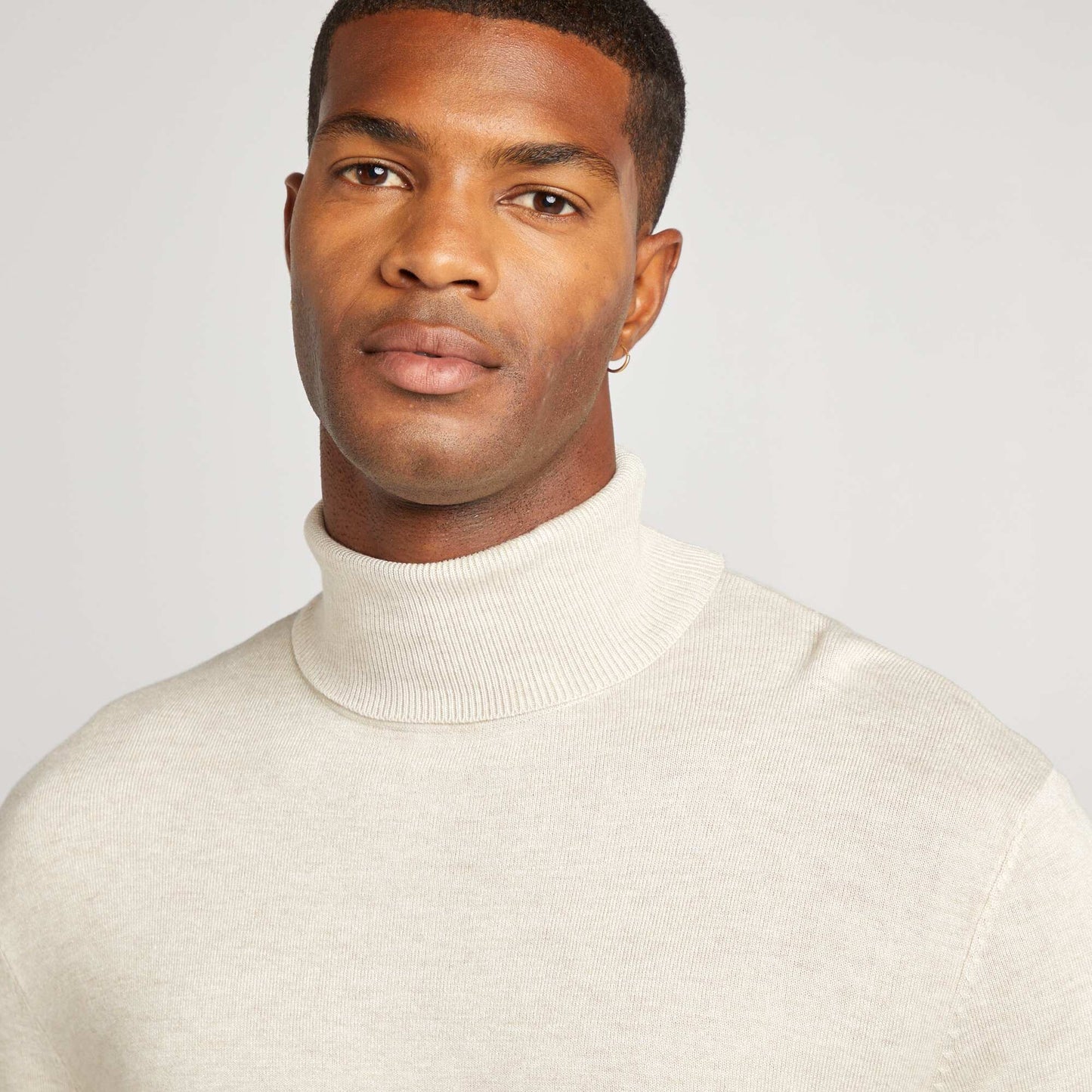 Sweater de punto fino con cuello vuelto BEIGE