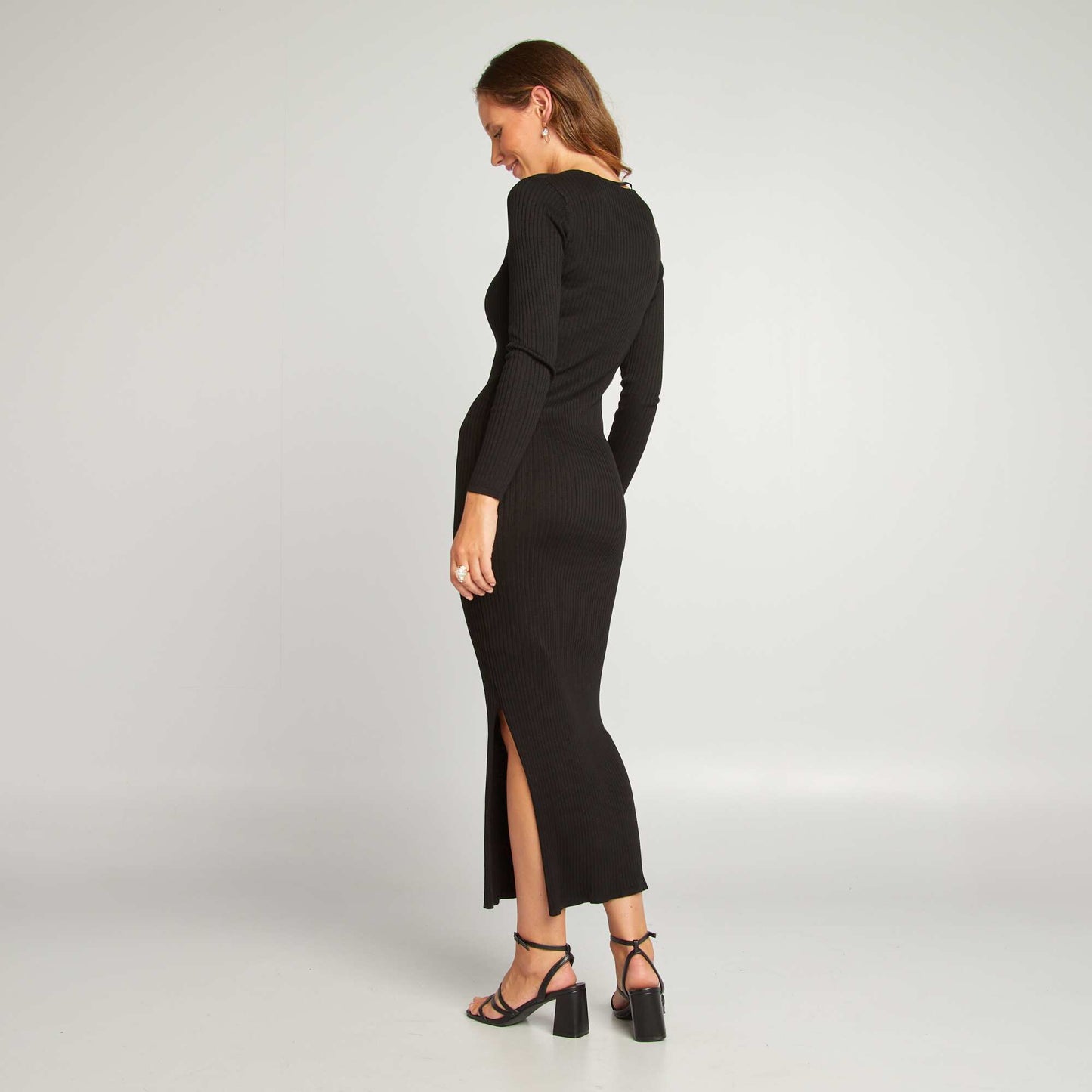Vestido tipo sweater entallado de punto de canalé negro