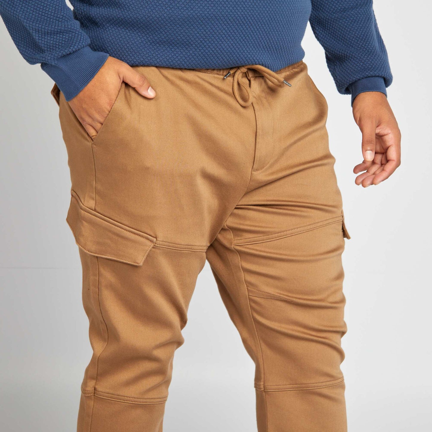 Pantalón con múltiples bolsillos MARRON