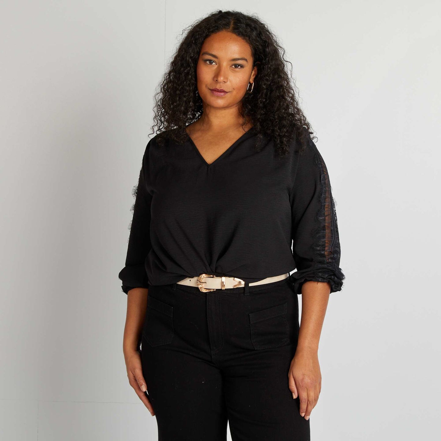 Blusa con encaje en las mangas negro