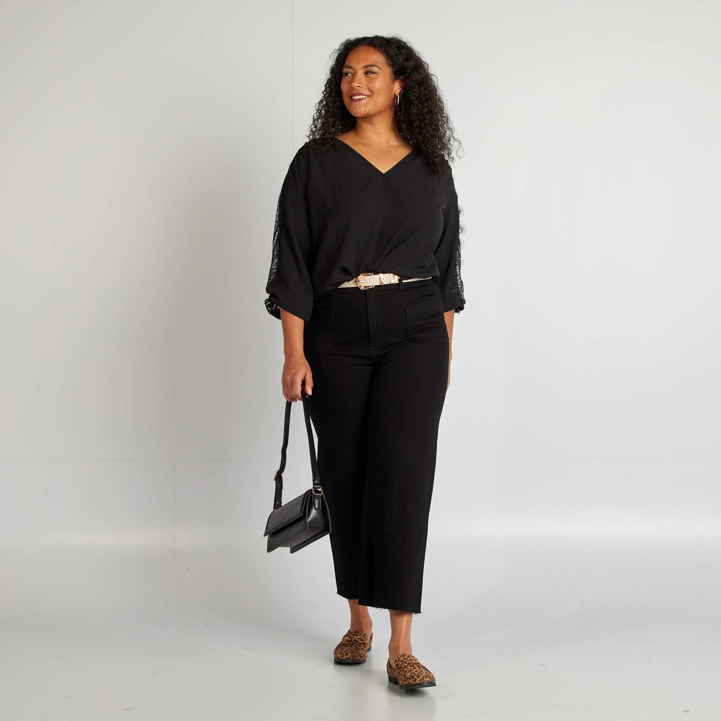 Blusa con encaje en las mangas negro