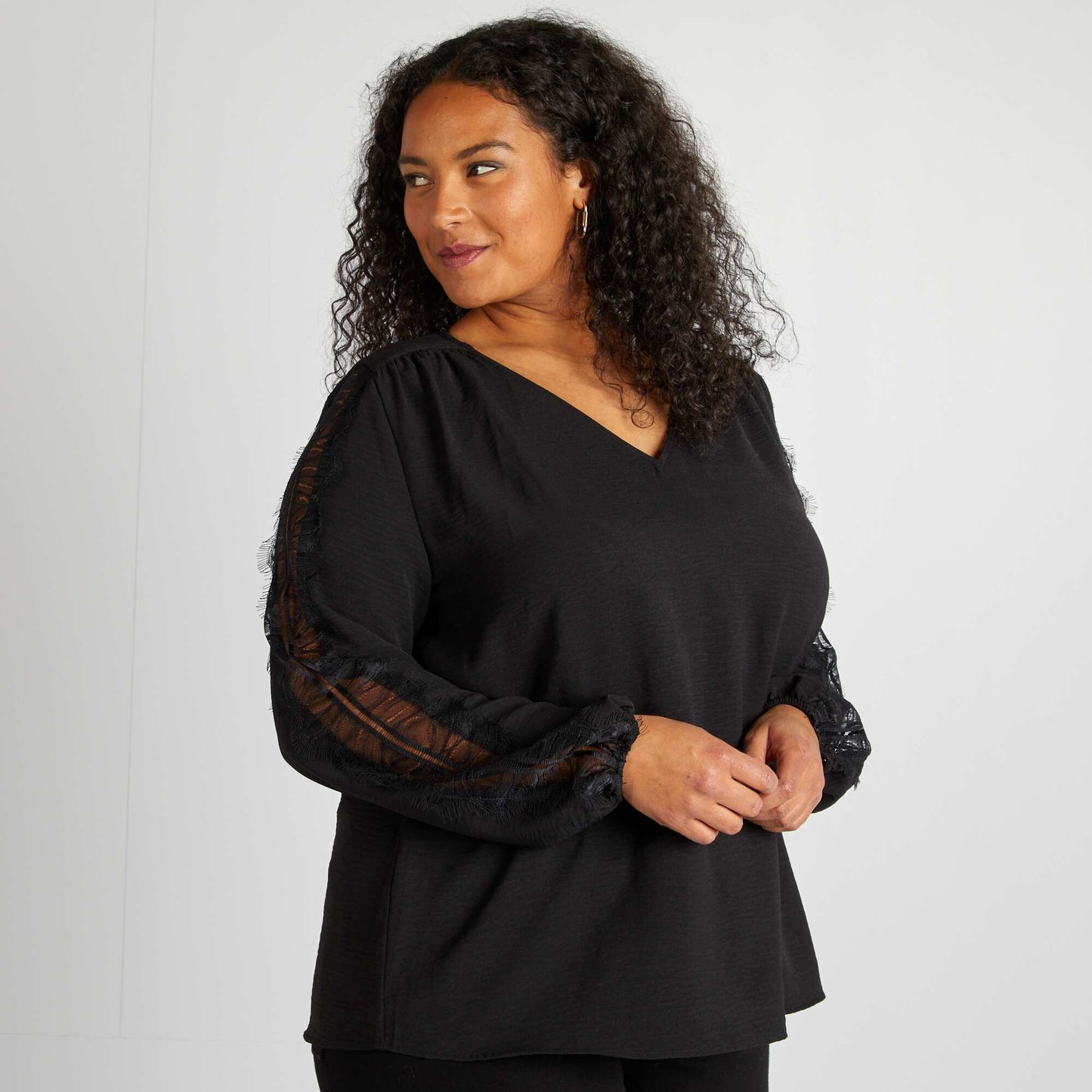 Blusa con encaje en las mangas negro