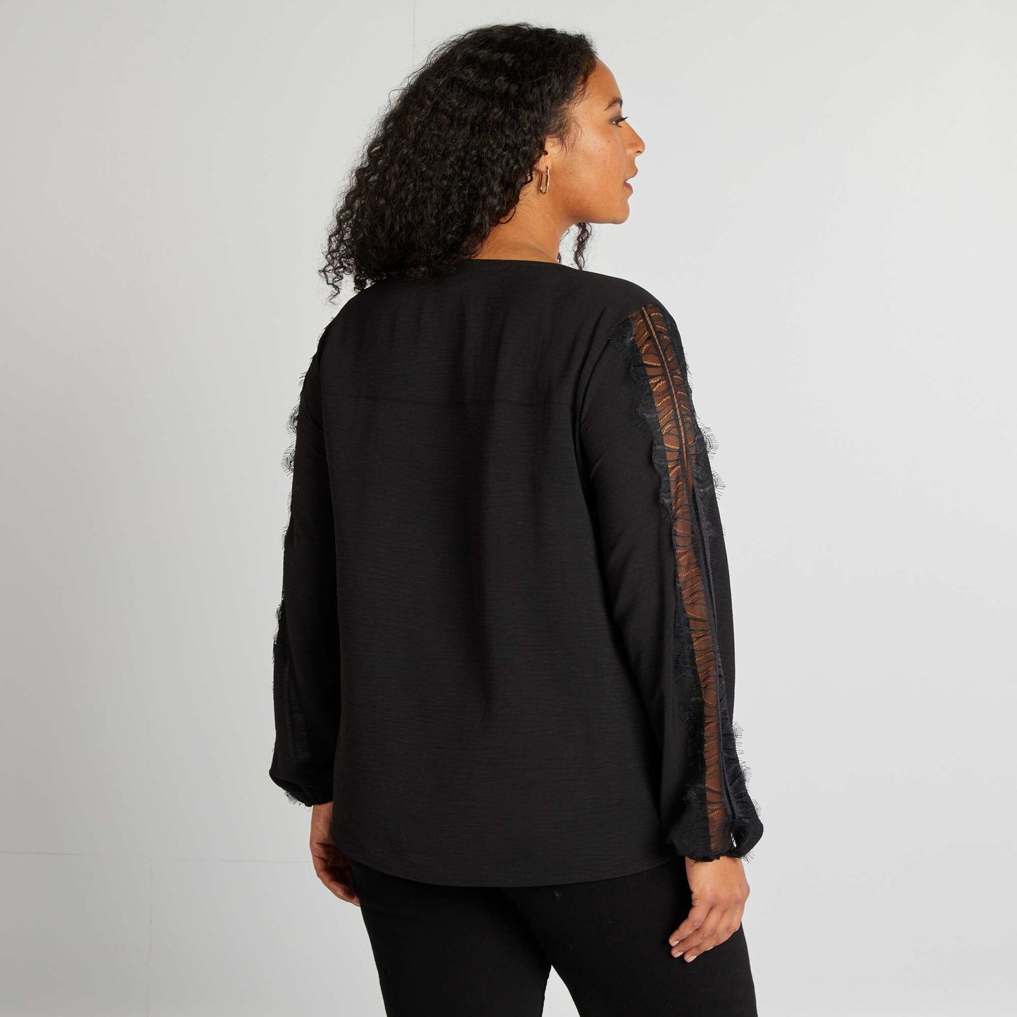 Blusa con encaje en las mangas negro