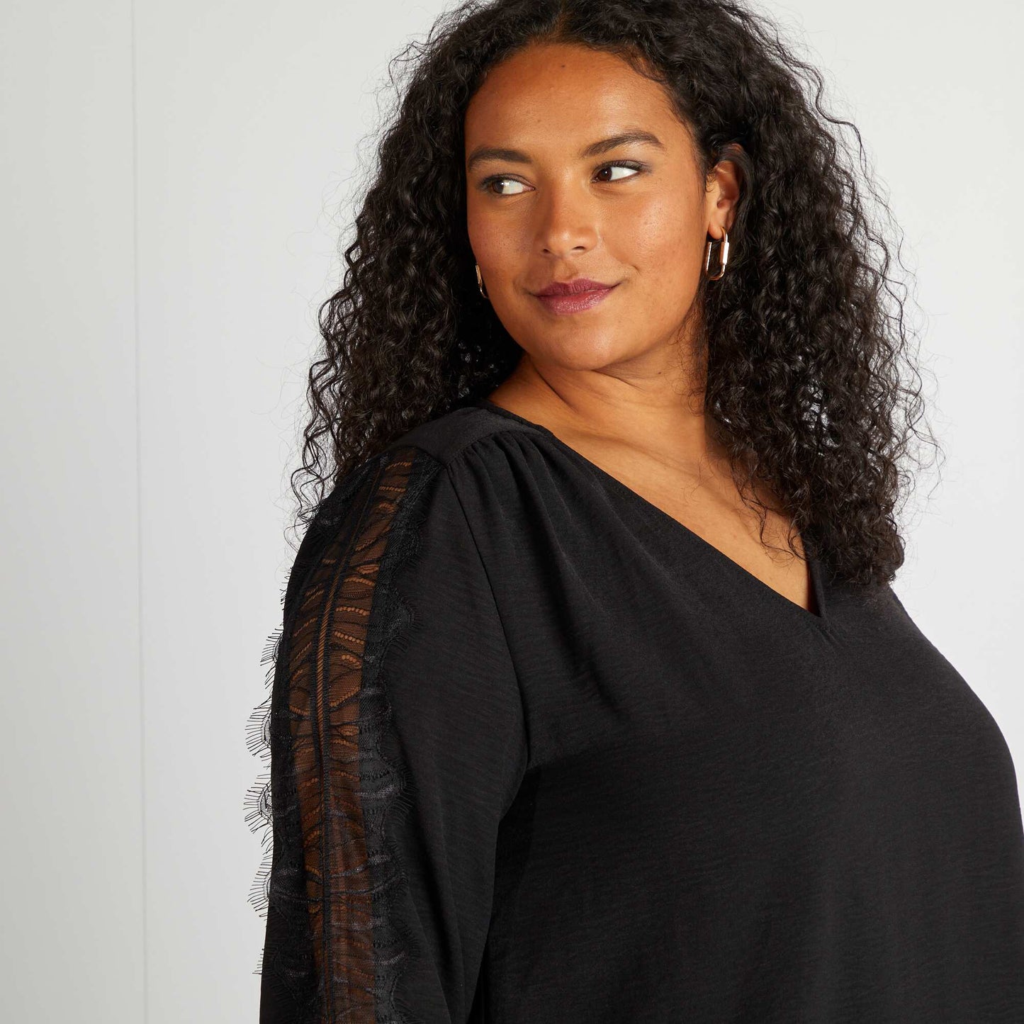 Blusa con encaje en las mangas negro