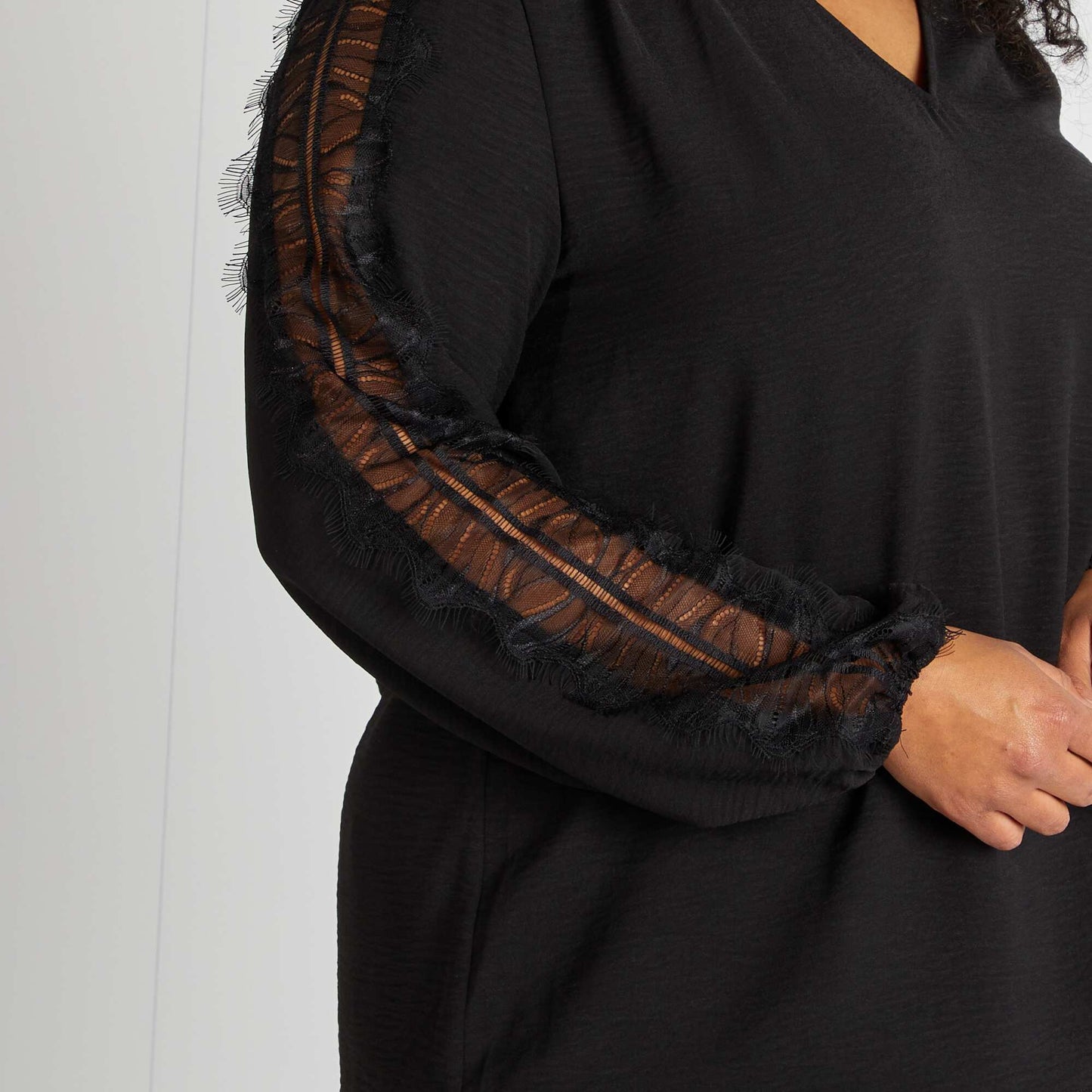 Blusa con encaje en las mangas negro