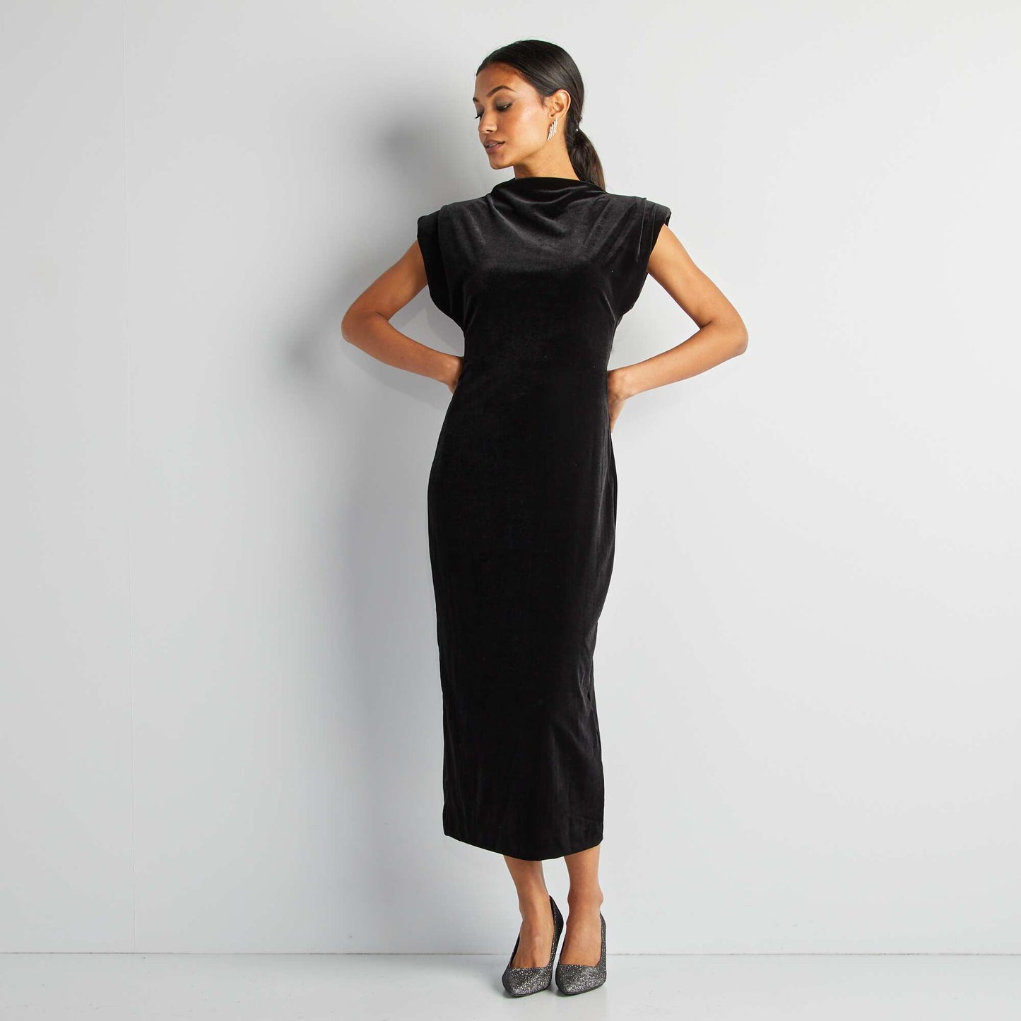 Vestido midi de terciopelo negro