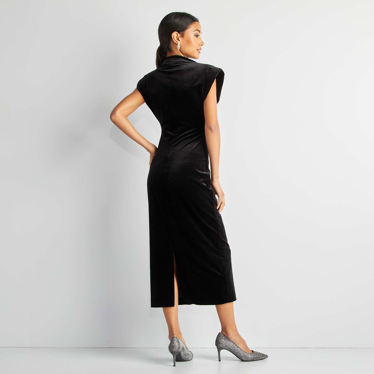 Vestido midi de terciopelo negro