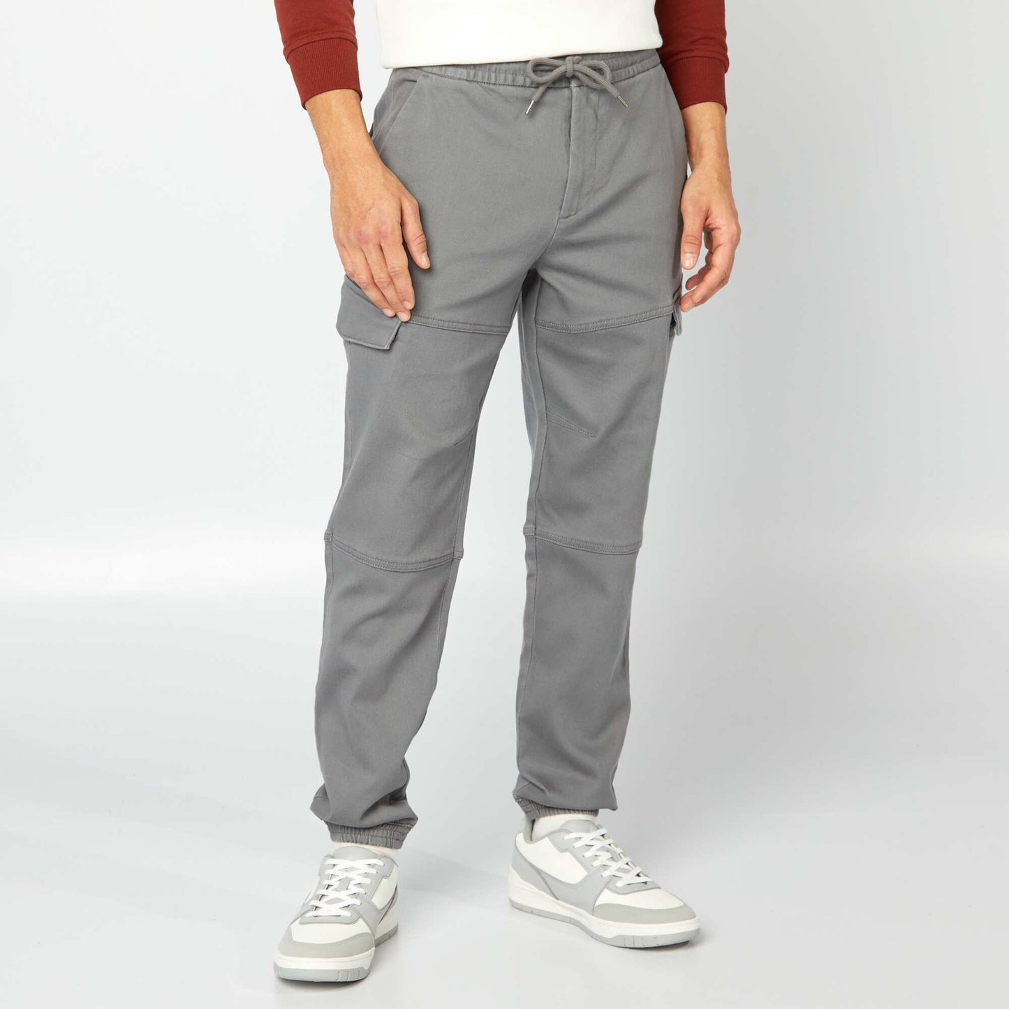 Pantalón multibolsillos liso GRIS