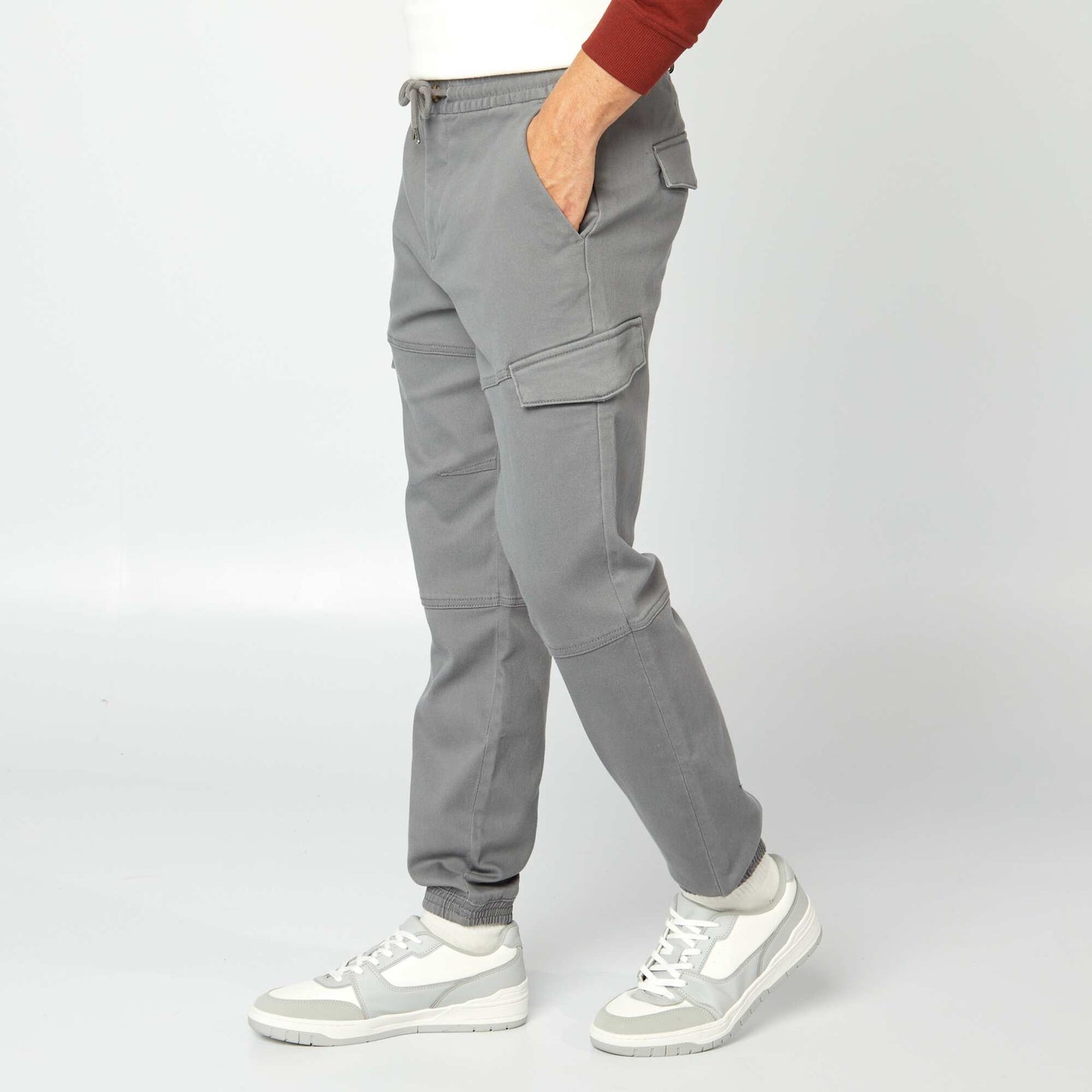 Pantalón multibolsillos liso GRIS