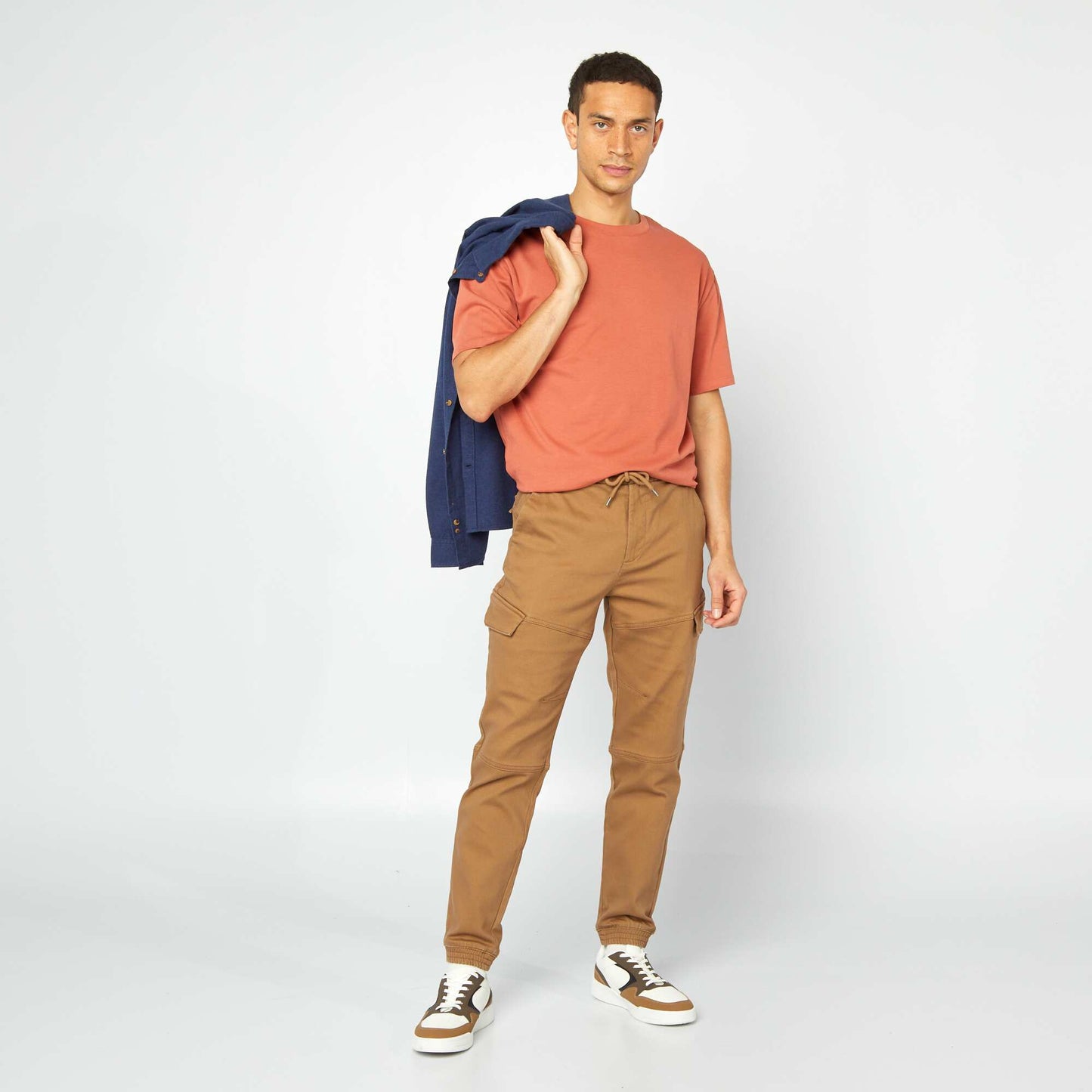 Pantalón multibolsillos liso MARRON