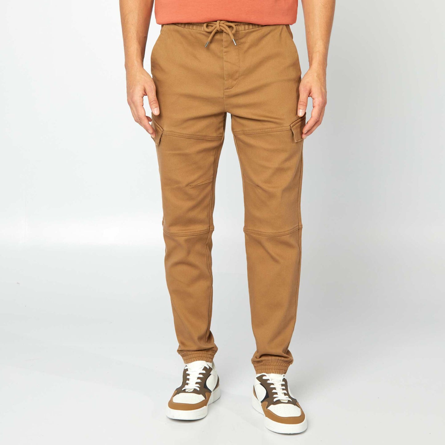 Pantalón multibolsillos liso MARRON