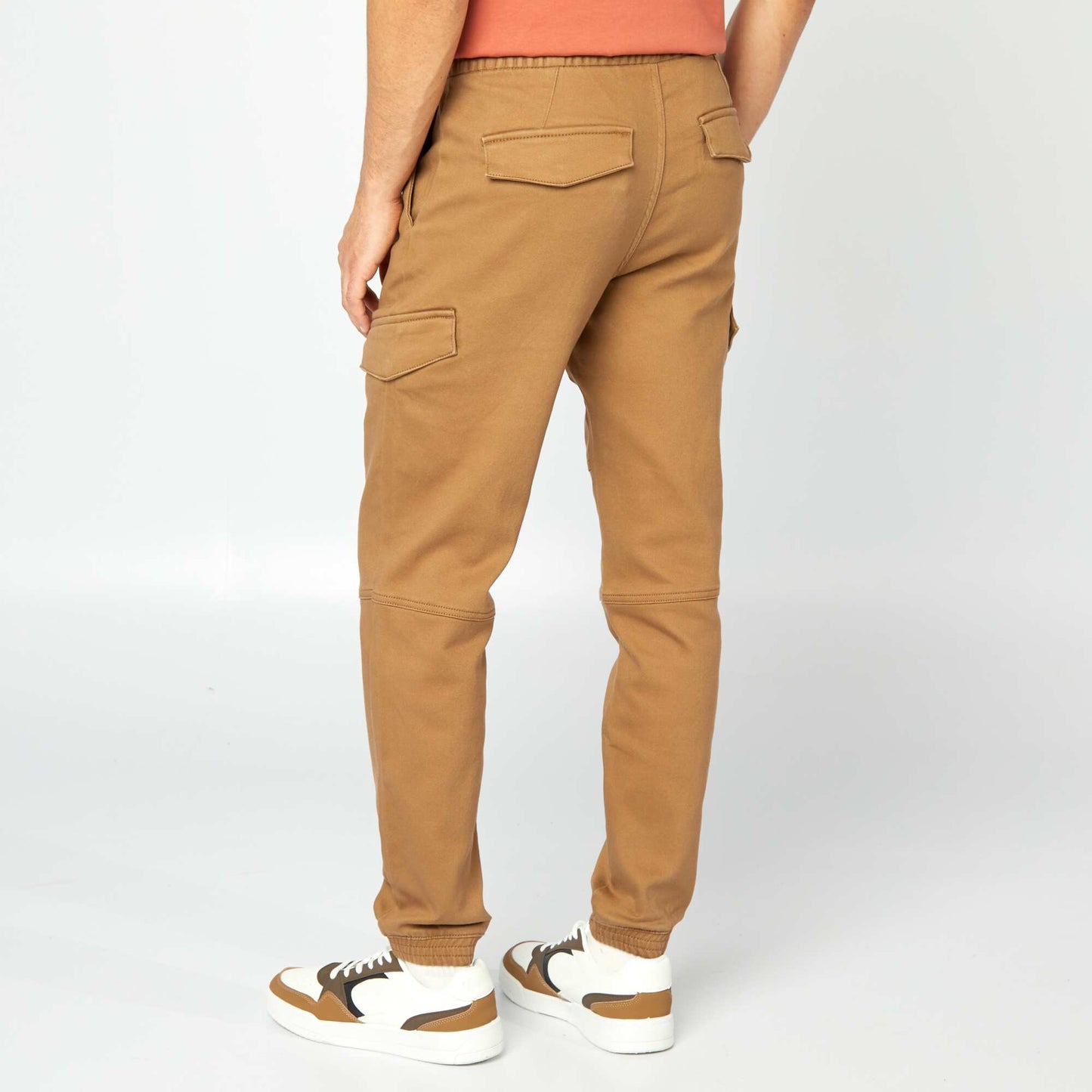 Pantalón multibolsillos liso MARRON
