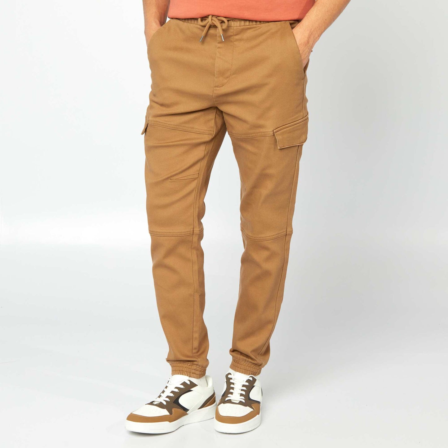 Pantalón multibolsillos liso MARRON