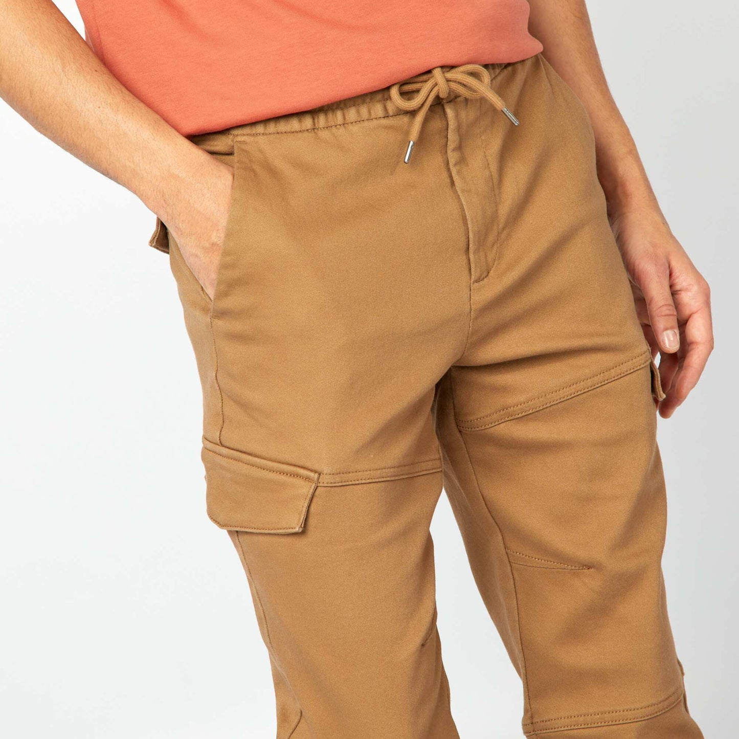 Pantalón multibolsillos liso MARRON