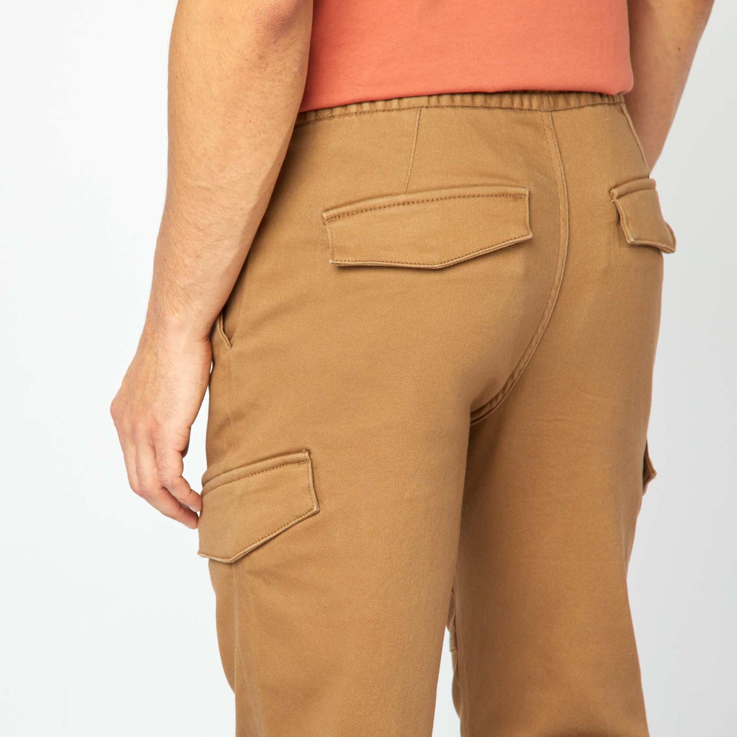 Pantalón multibolsillos liso MARRON