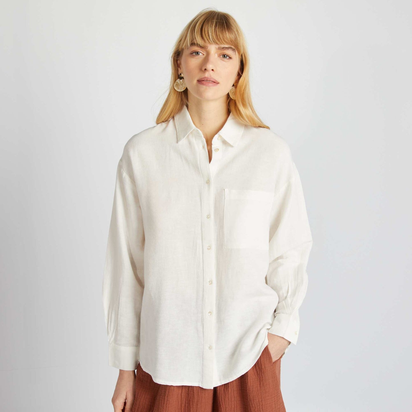 Blusa larga con bolsillo en el pecho con un 20 % de lino BLANCO