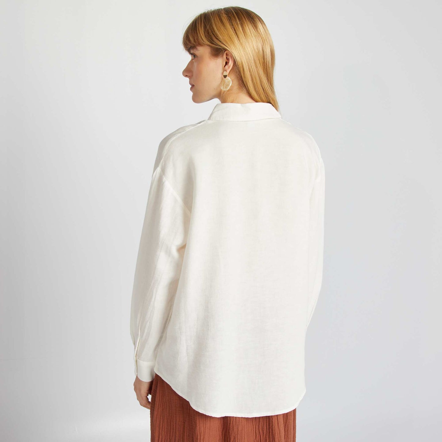 Blusa larga con bolsillo en el pecho con un 20 % de lino BLANCO