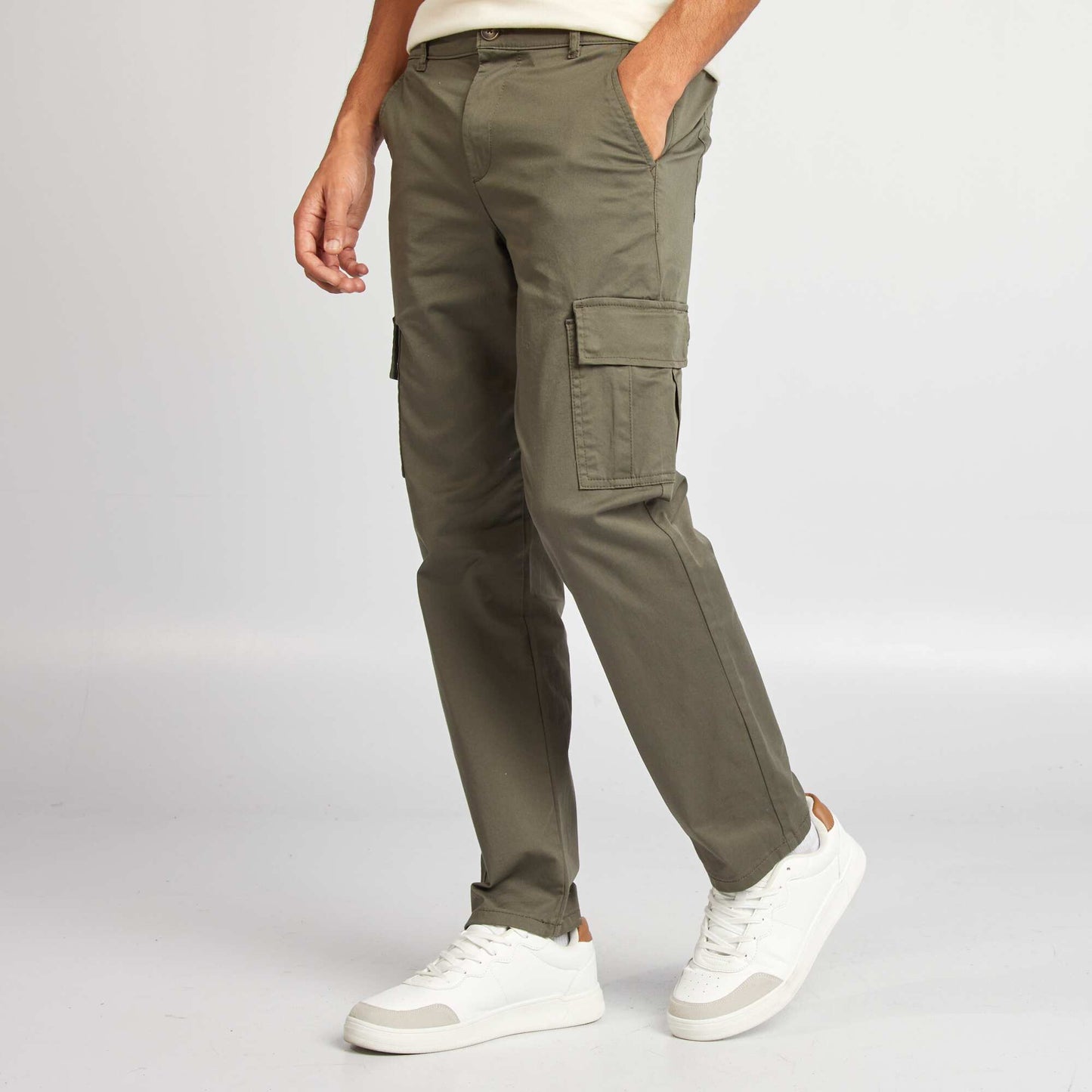 Pantalón con múltiples bolsillos corte recto KAKI
