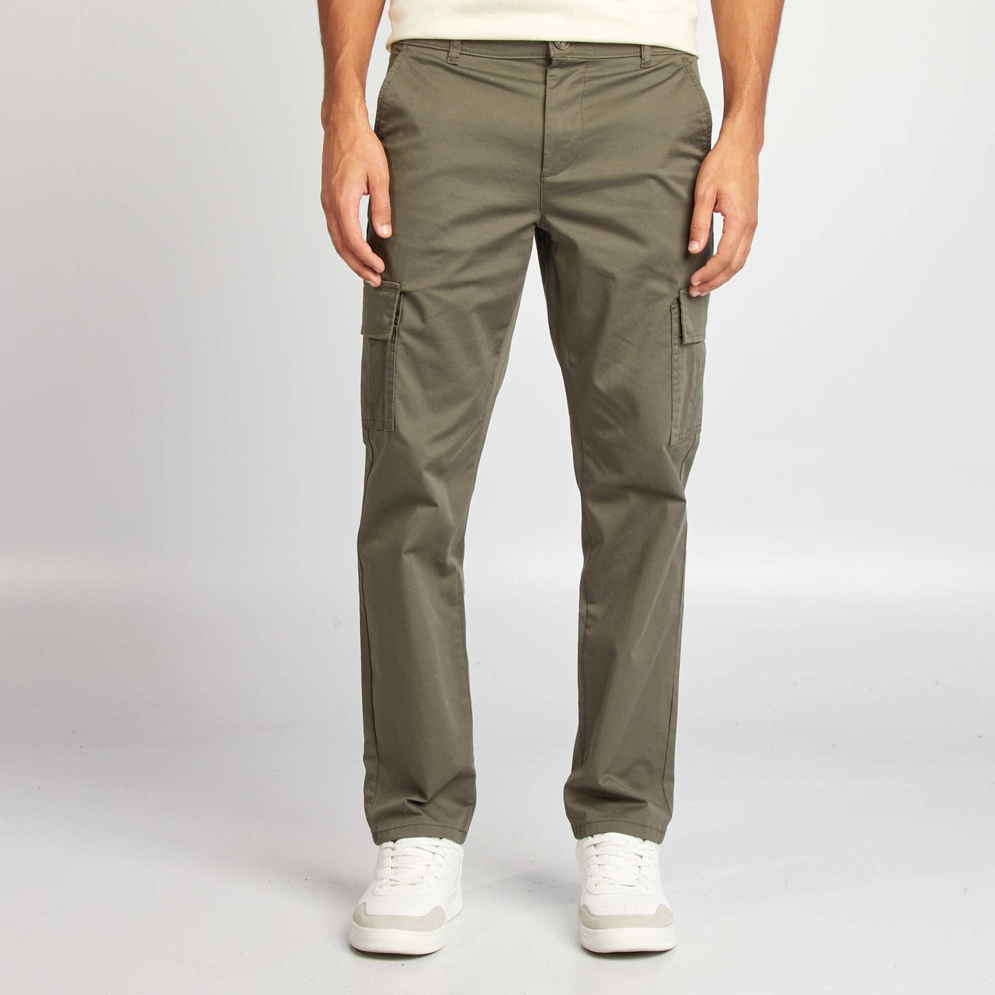 Pantalón con múltiples bolsillos corte recto KAKI