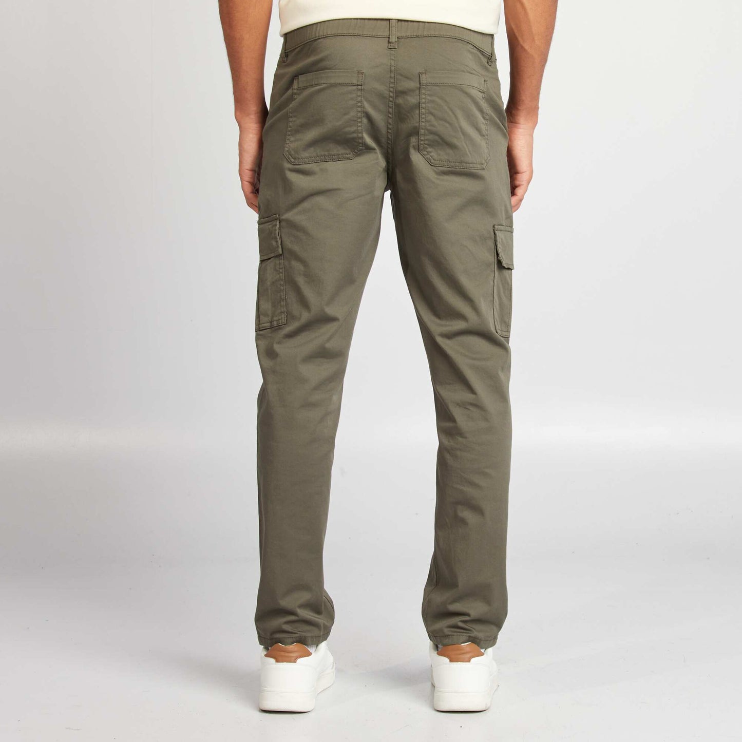 Pantalón con múltiples bolsillos corte recto KAKI