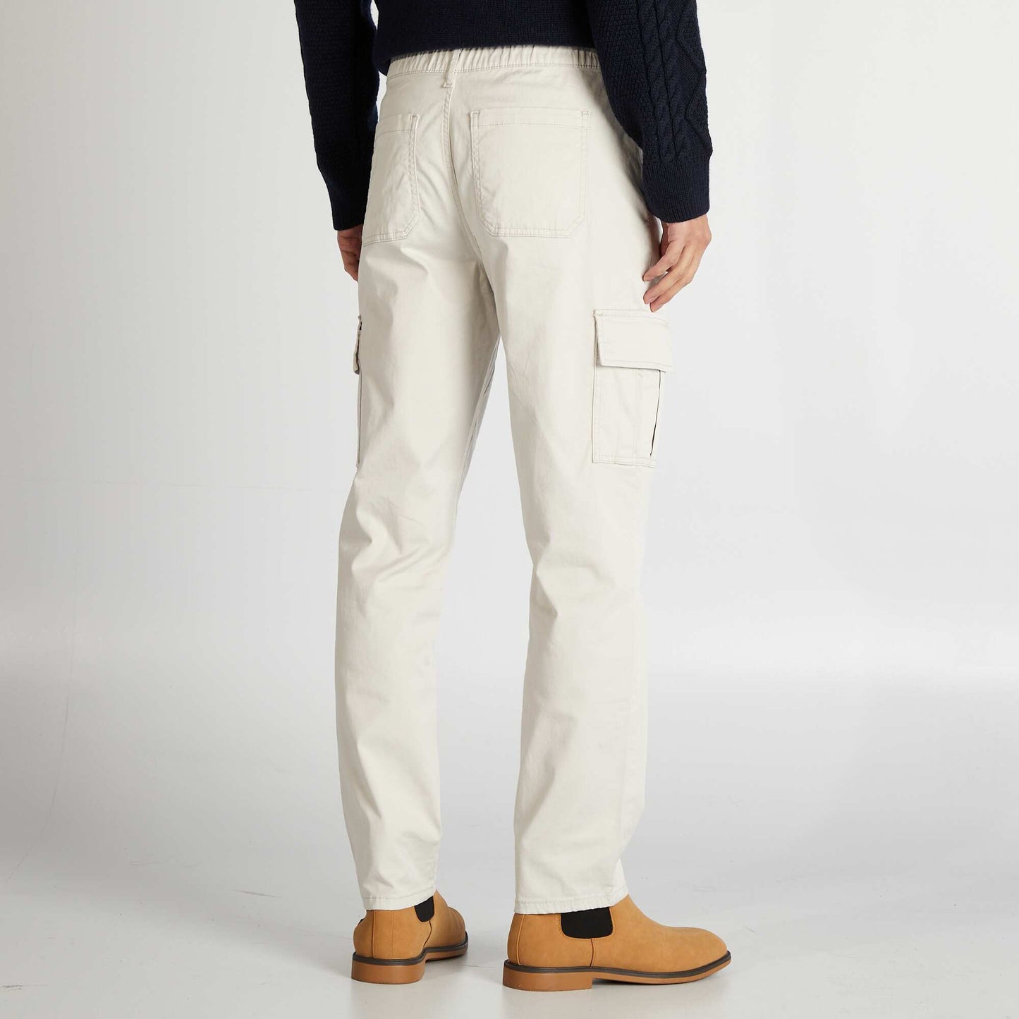 Pantalón con múltiples bolsillos corte recto GRIS