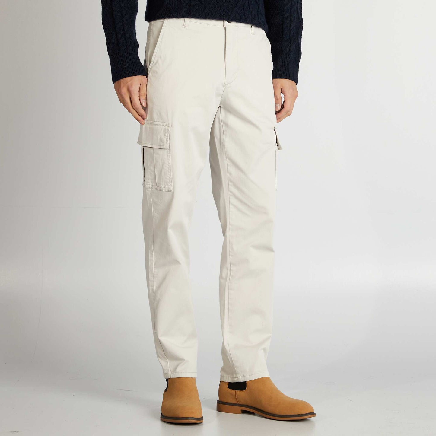 Pantalón con múltiples bolsillos corte recto GRIS