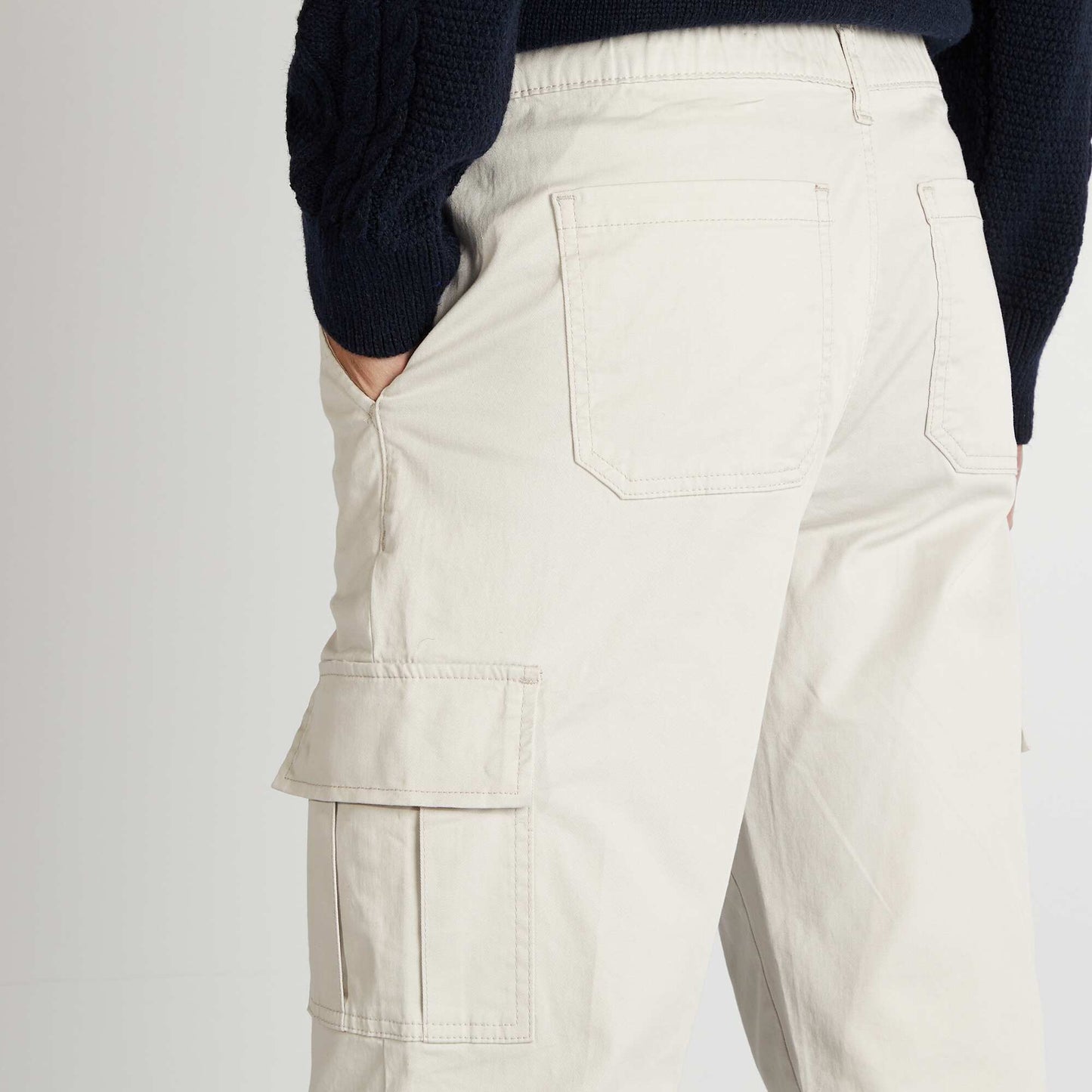 Pantalón con múltiples bolsillos corte recto GRIS