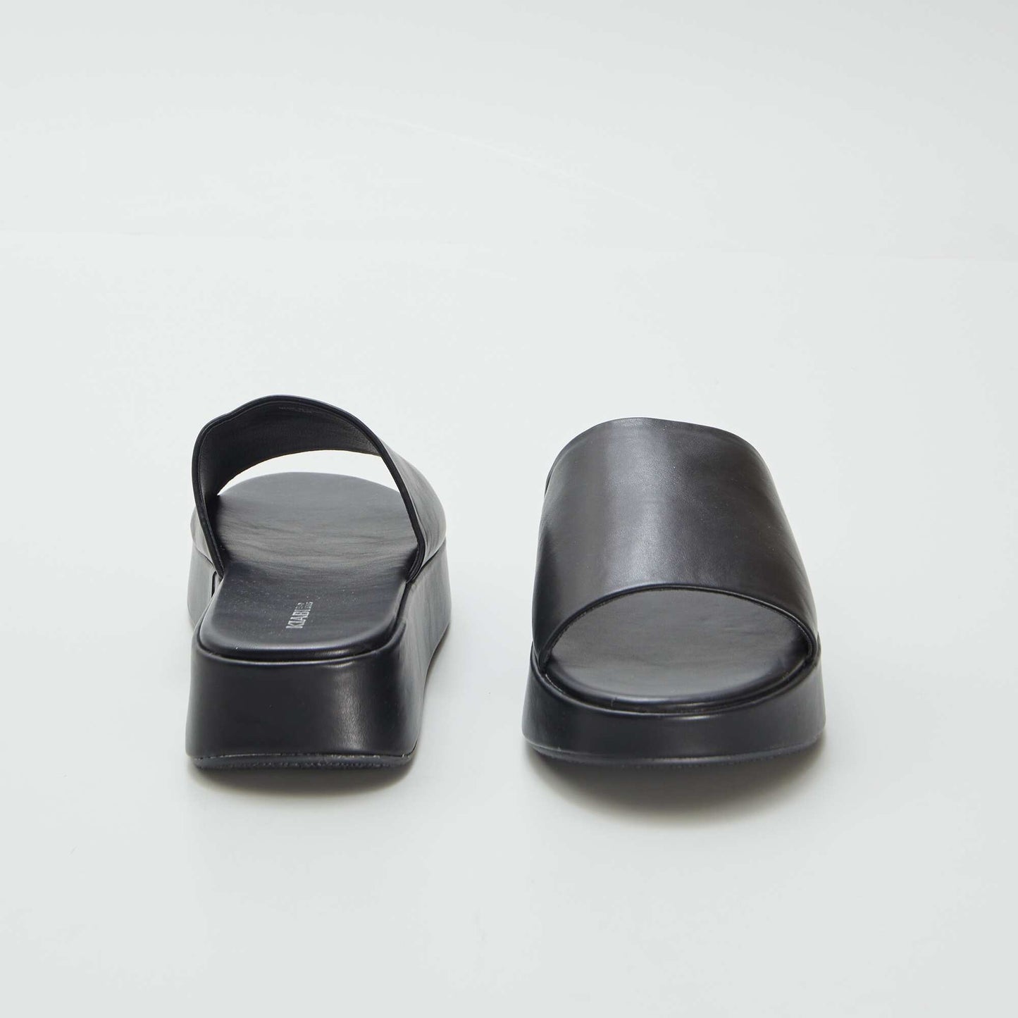 Mules de material sintético con cuña NEGRO