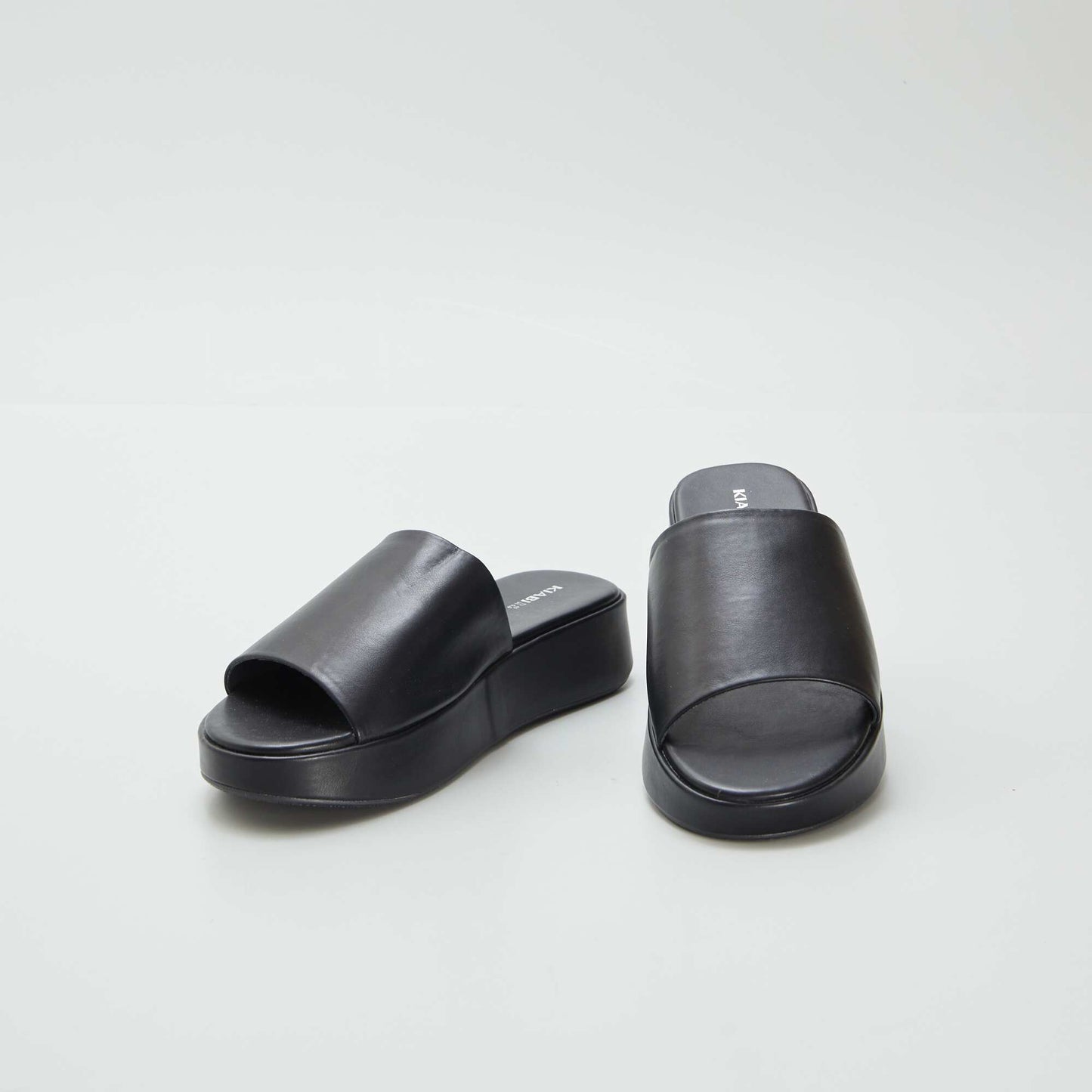 Mules de material sintético con cuña NEGRO