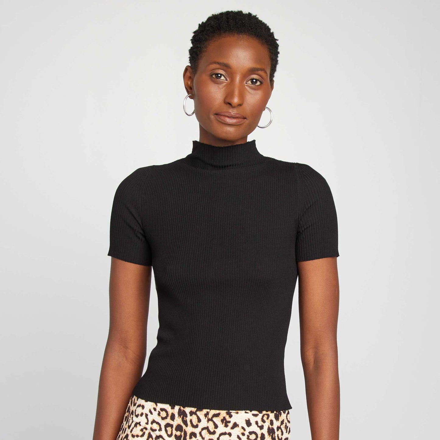 Sweater de canalé de manga corta negro