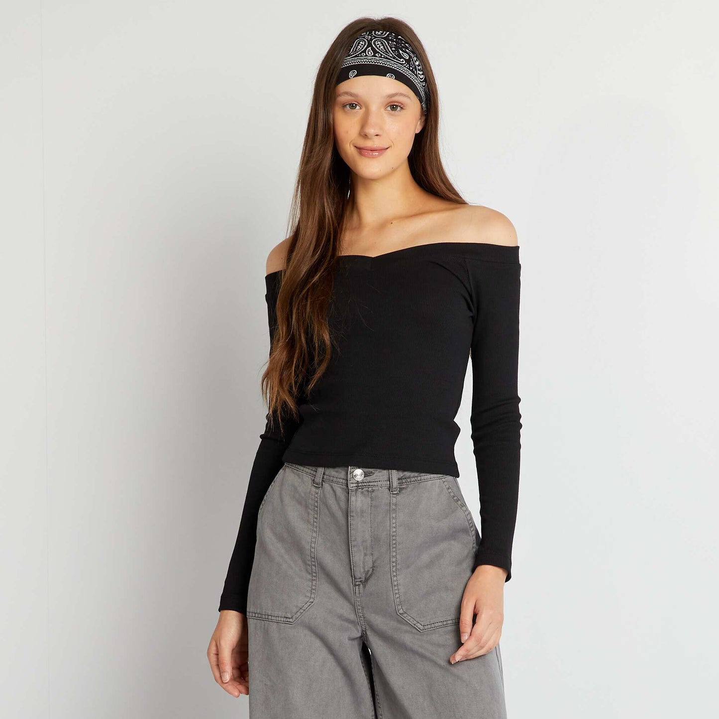 Camiseta de canalé con cuello de pico negro