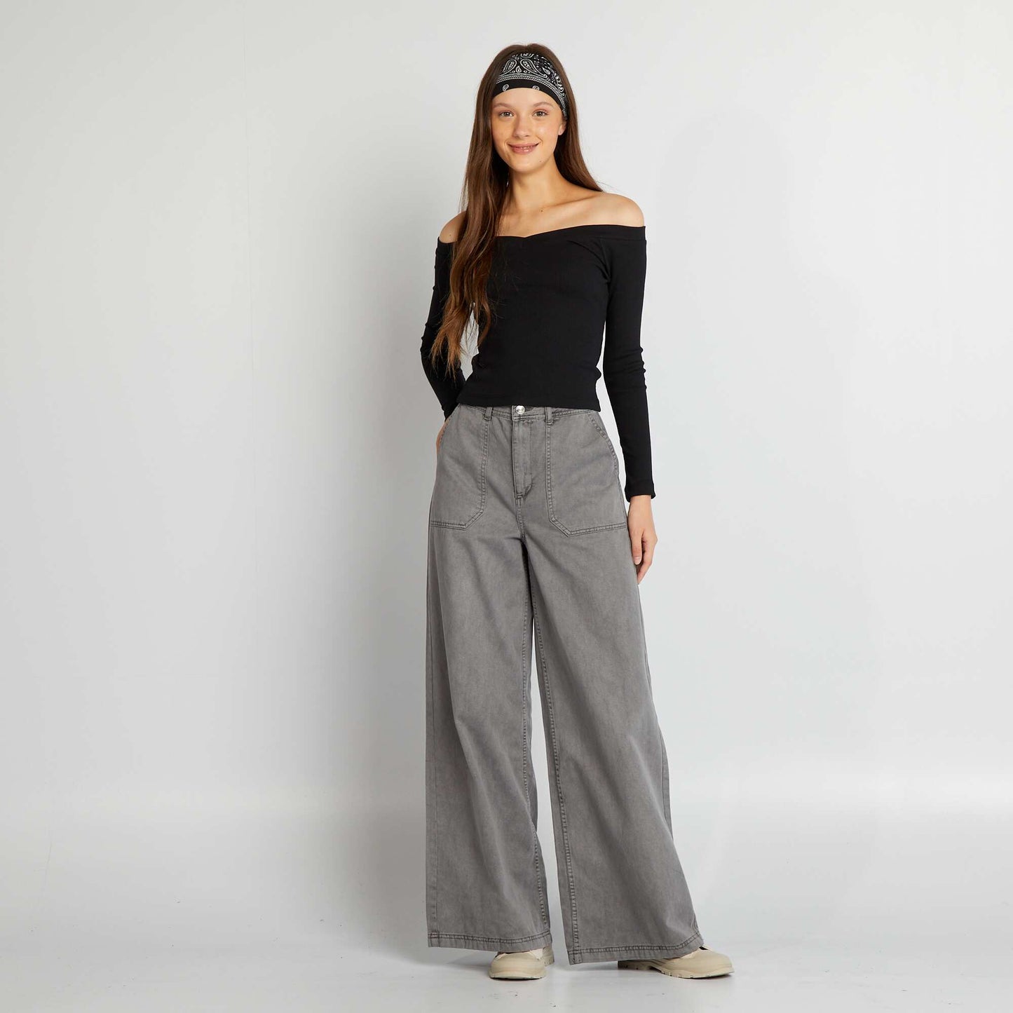 Camiseta de canalé con cuello de pico negro