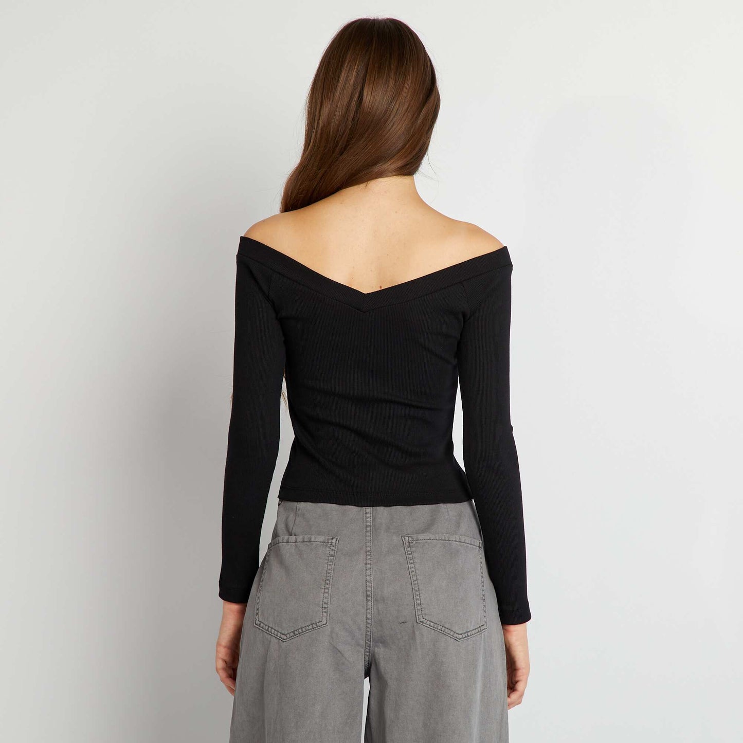 Camiseta de canalé con cuello de pico negro